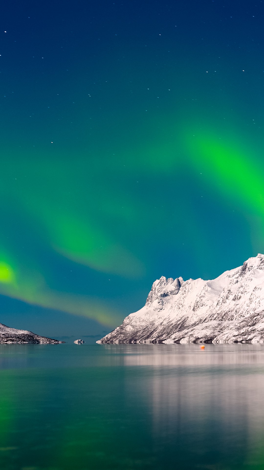 Aurora Borealis Over Winter Lake Wallpapers