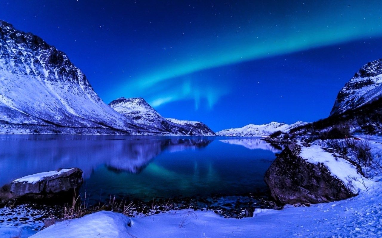 Aurora Borealis Over Winter Lake Wallpapers