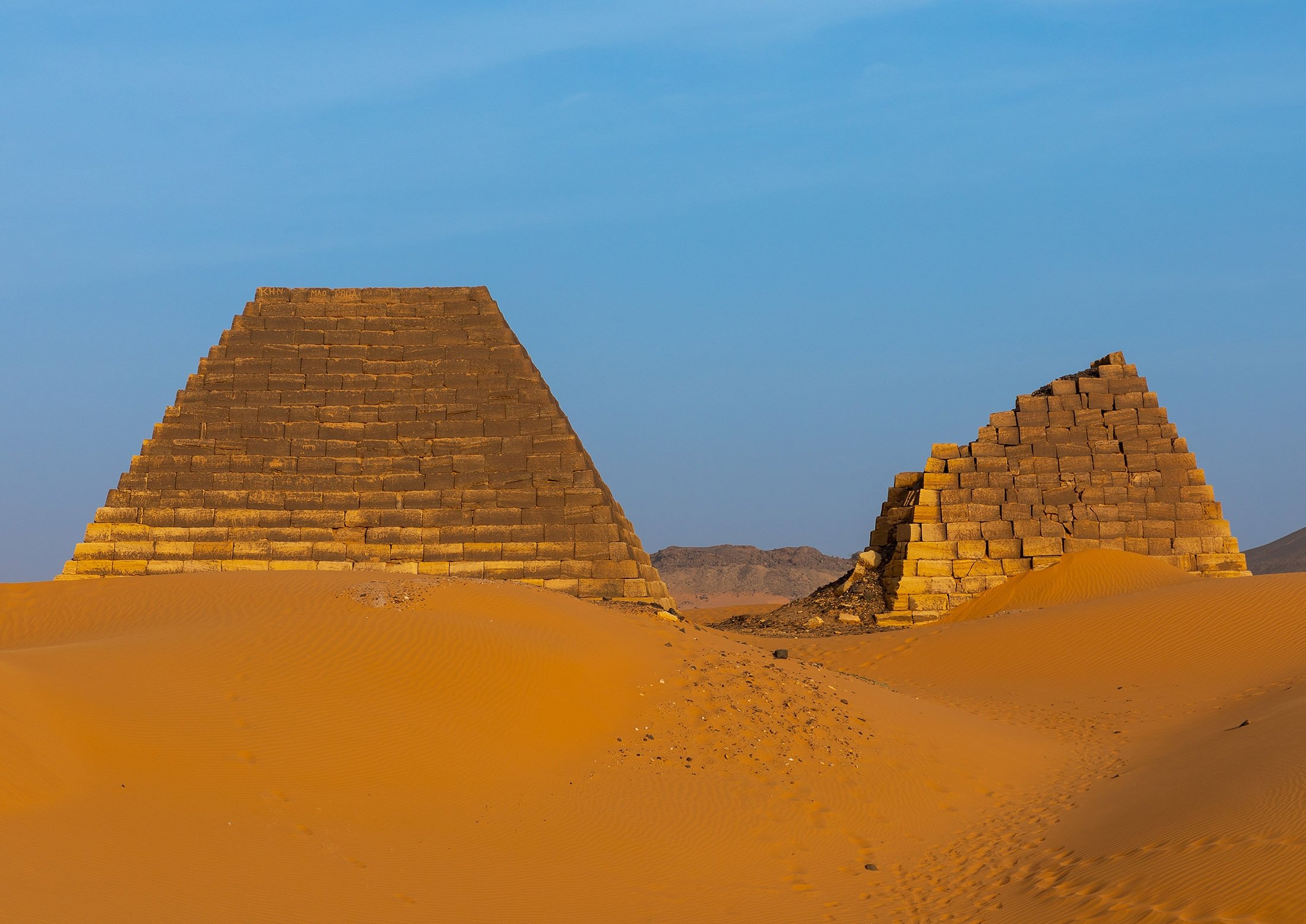 Pyramid In Desert Wallpapers