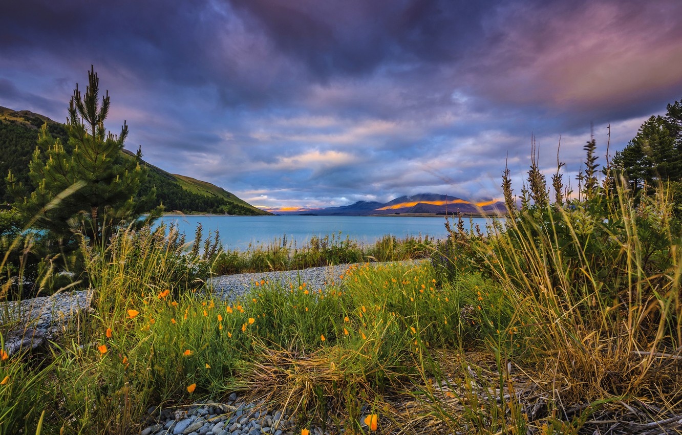 Cloudy Mountains In Lake Tekapo New Zealand Wallpapers