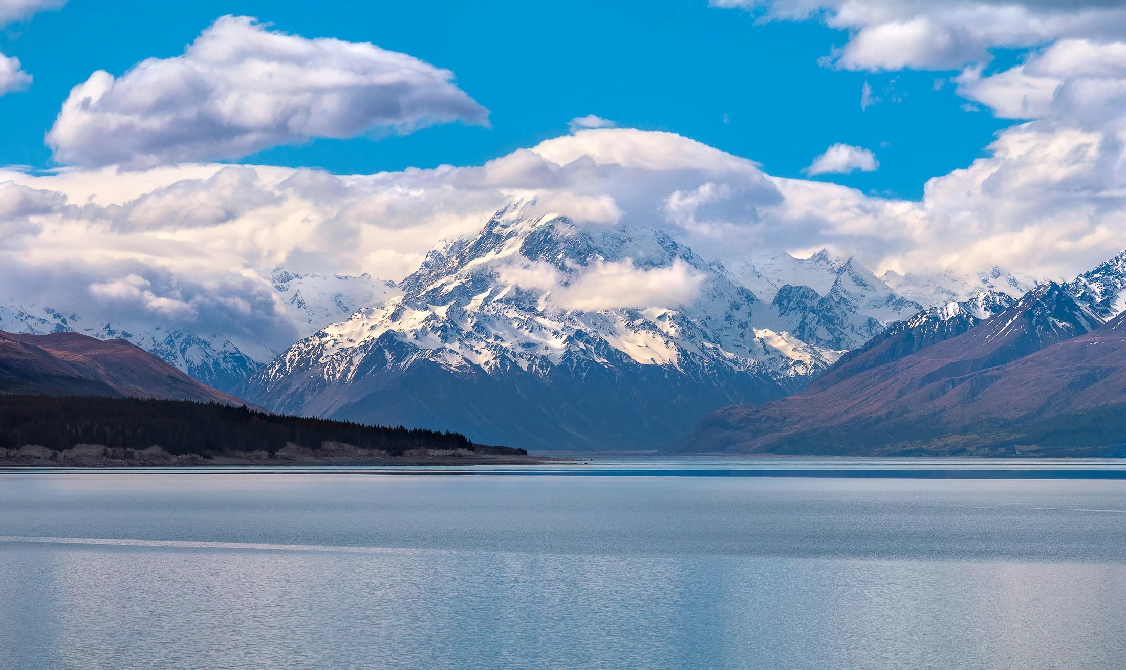 Cloudy Mountains In Lake Tekapo New Zealand Wallpapers