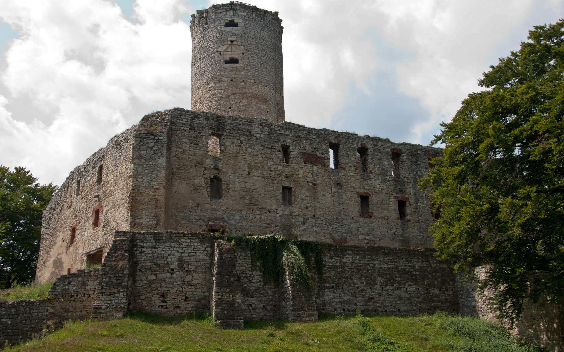 Lipowiec Castle Wallpapers