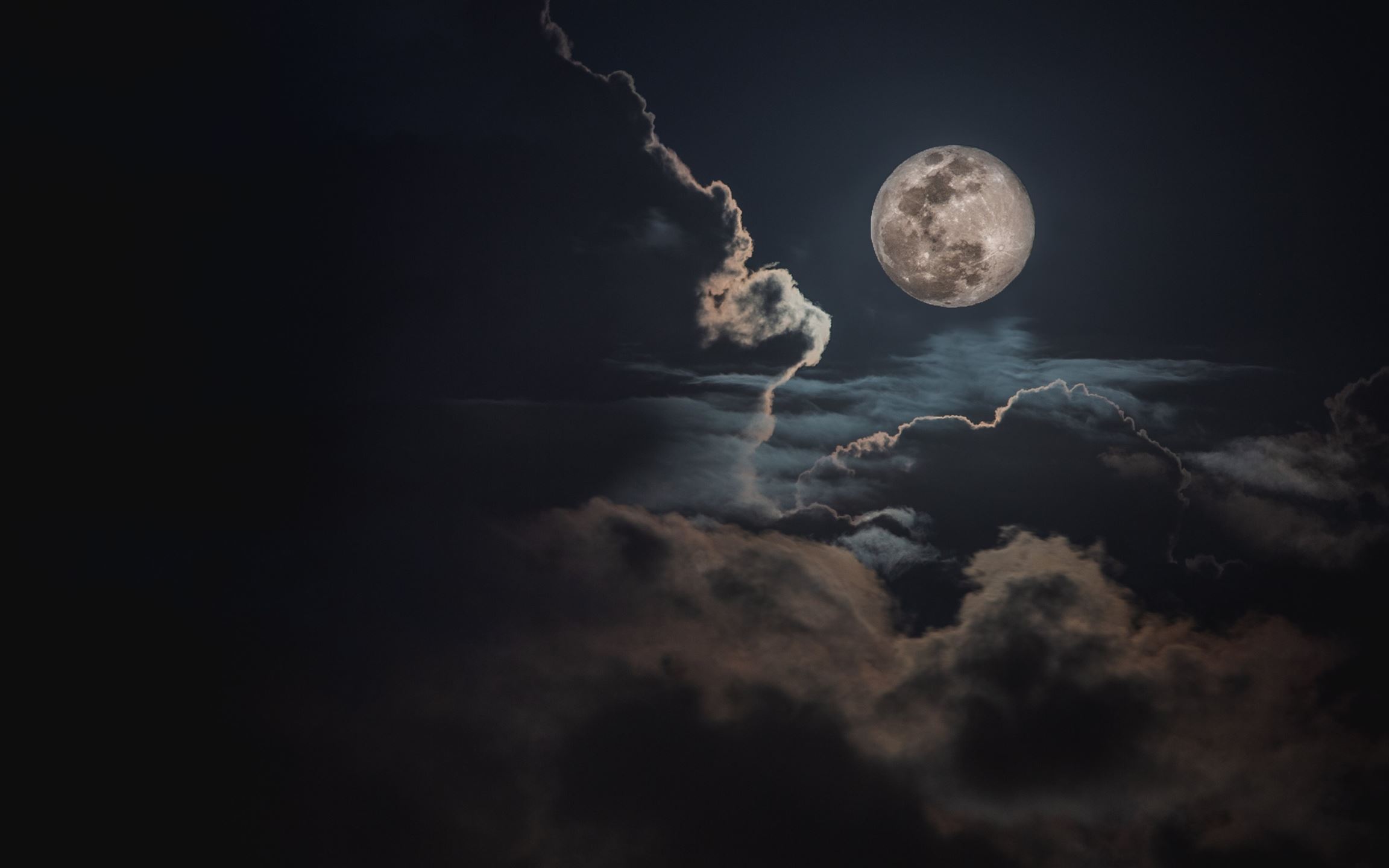 4K Talking To The Moon Wallpapers