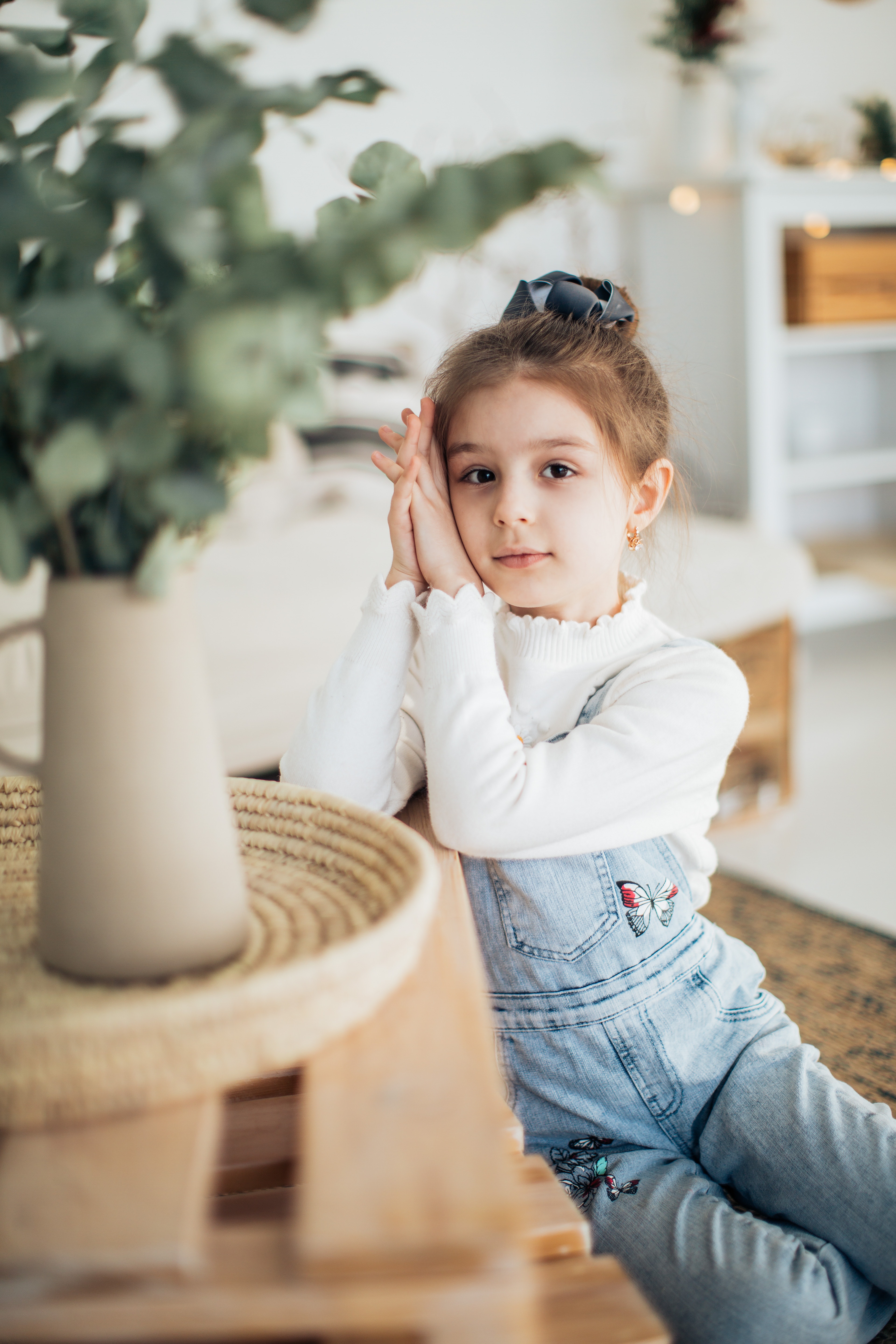 Cute Boy And Girl Are Sitting On Floor Wallpapers