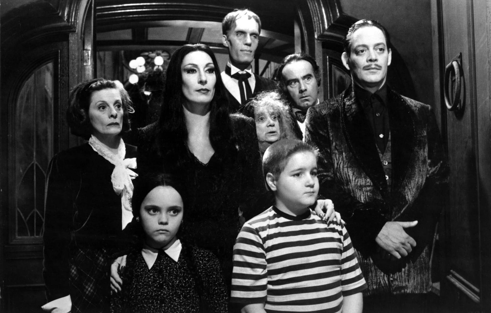 4K The Addams Family Movie Minimal Wallpapers