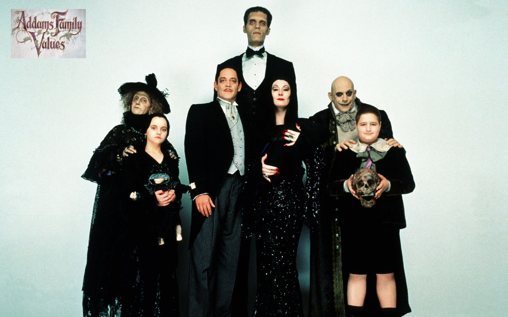 4K The Addams Family Movie Minimal Wallpapers