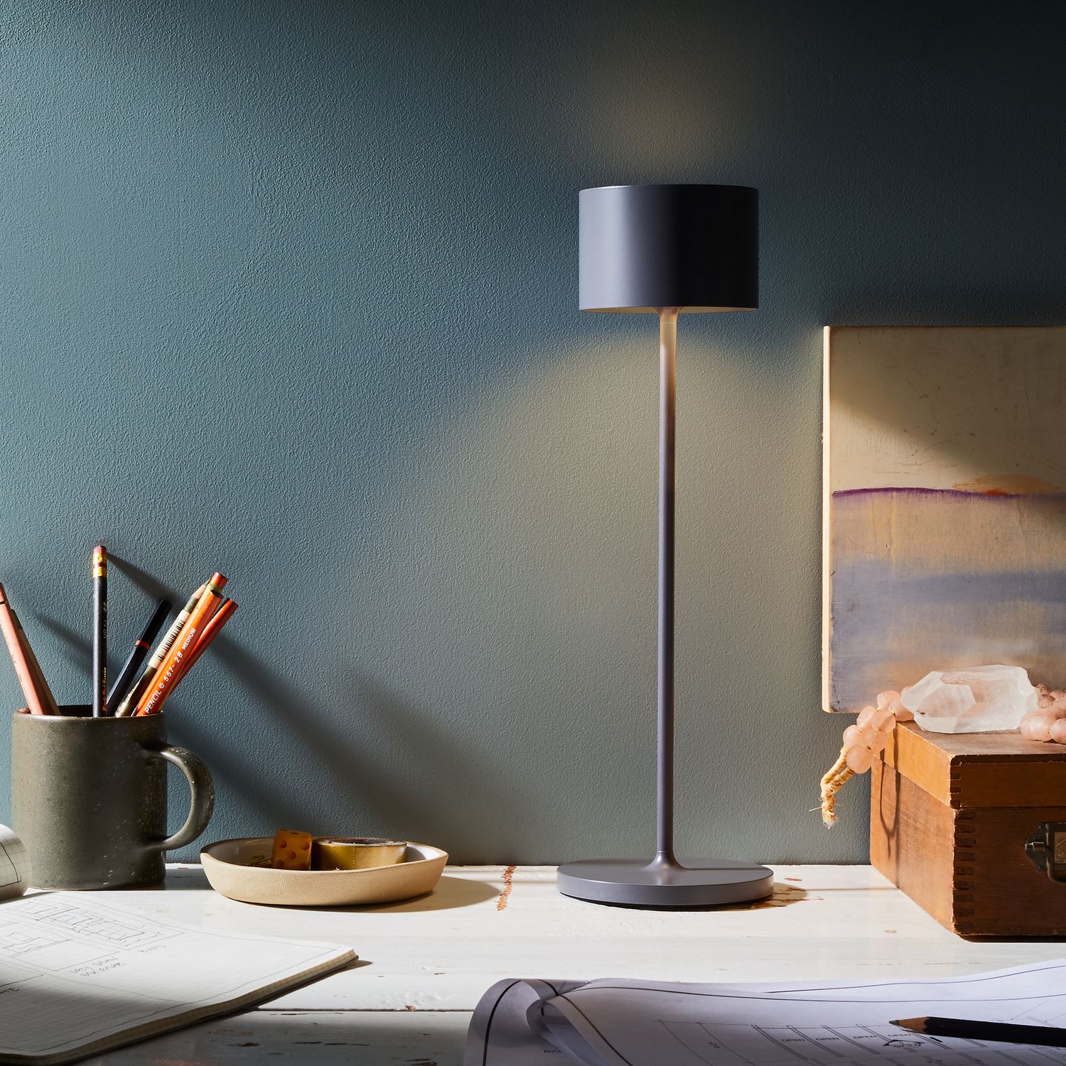 Desk Lamp Minimal Wallpapers