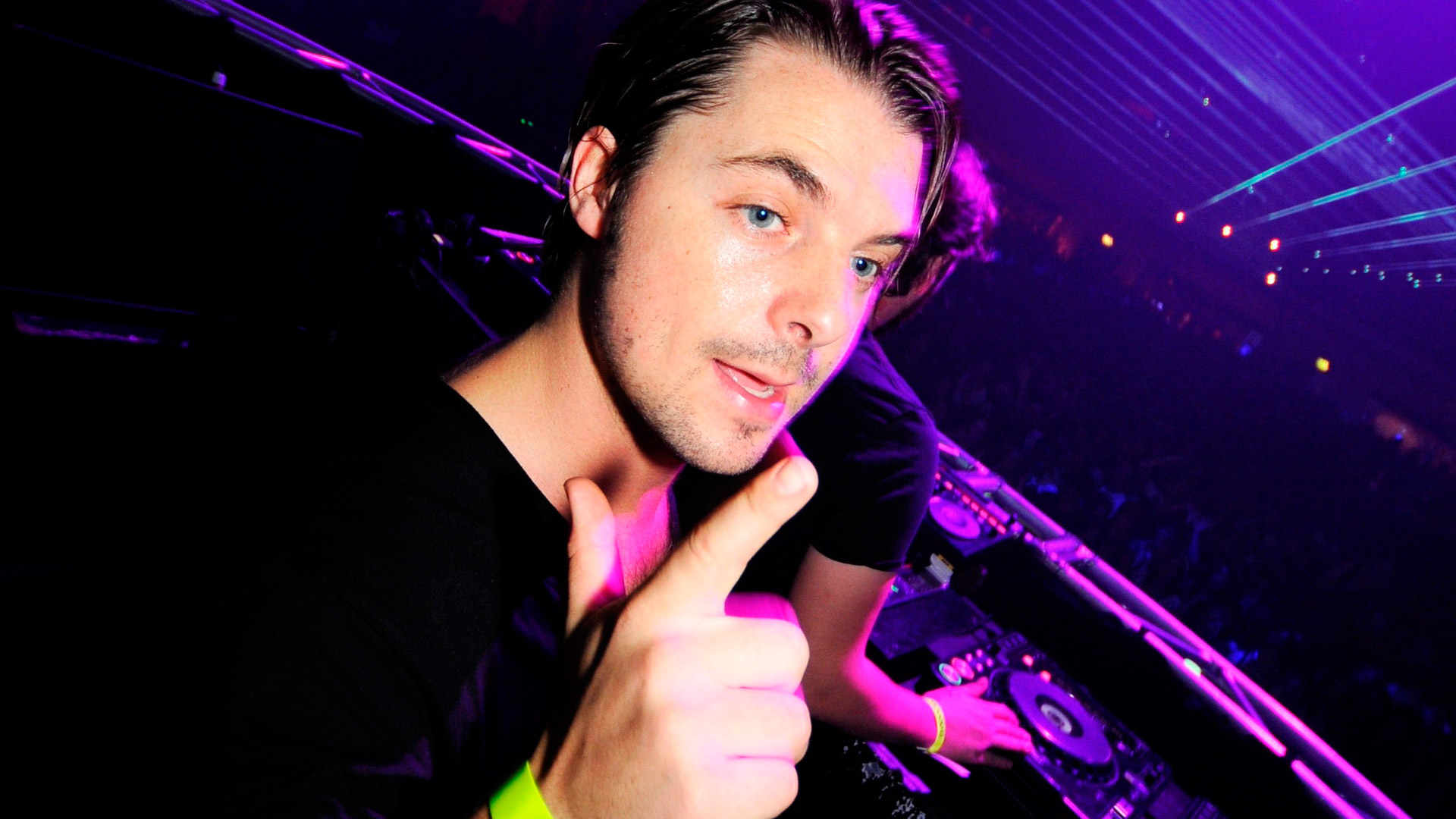 Axwell Wallpapers