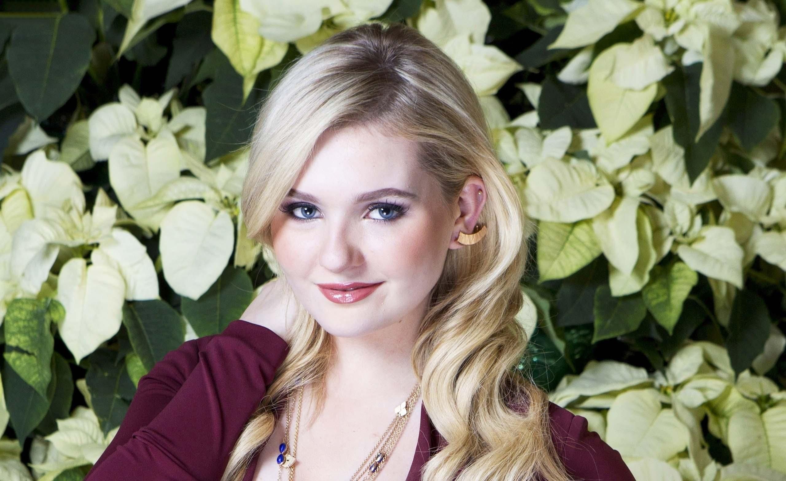 Abigail Breslin Wallpapers