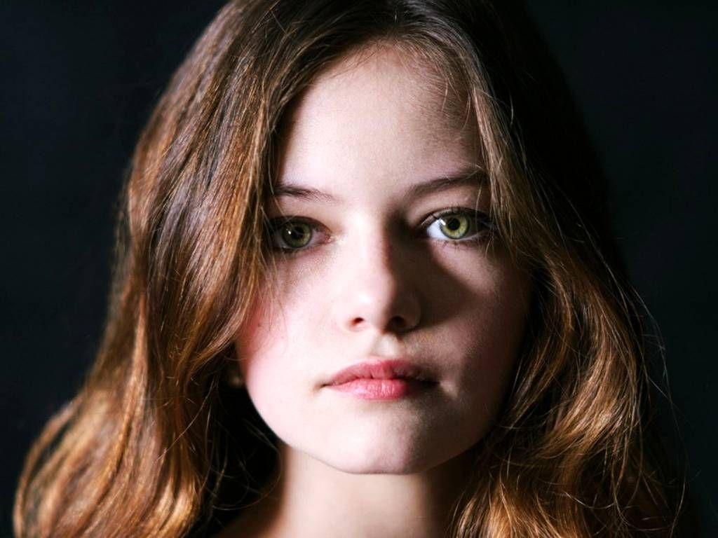 Actress Mackenzie Foy Beautiful Photoshoot Wallpapers