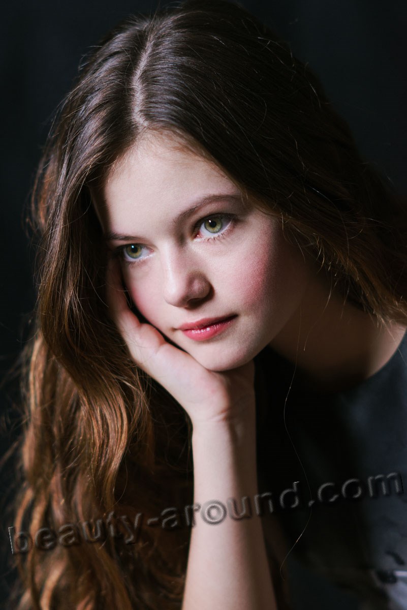 Actress Mackenzie Foy Beautiful Photoshoot Wallpapers