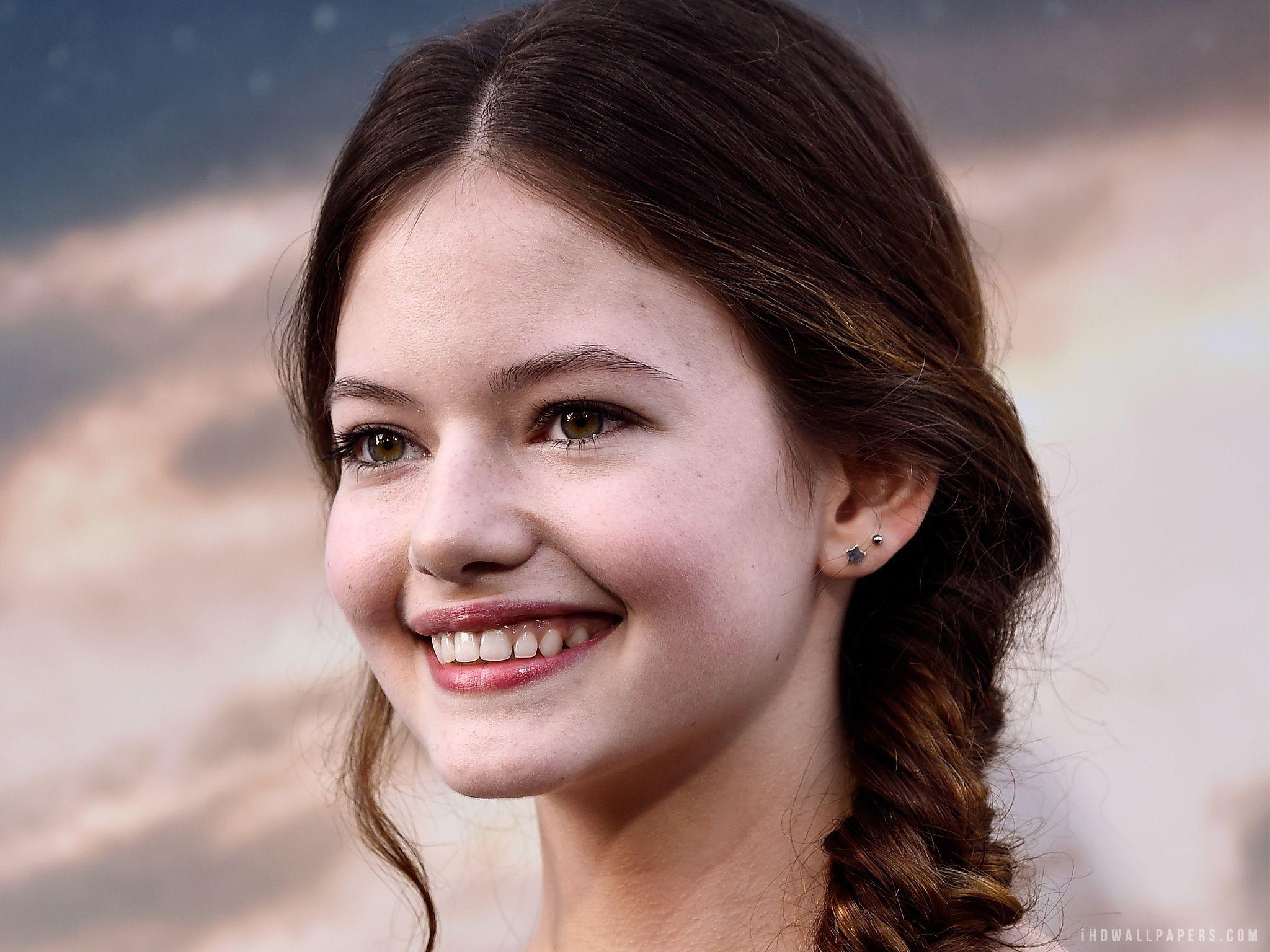 Actress Mackenzie Foy Beautiful Photoshoot Wallpapers