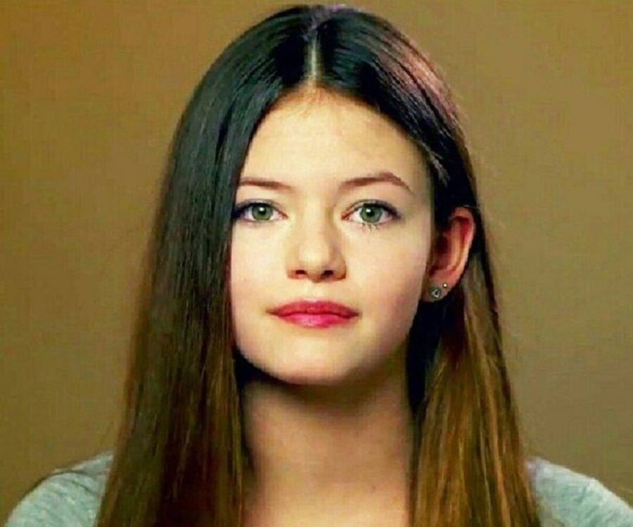 Actress Mackenzie Foy Beautiful Photoshoot Wallpapers