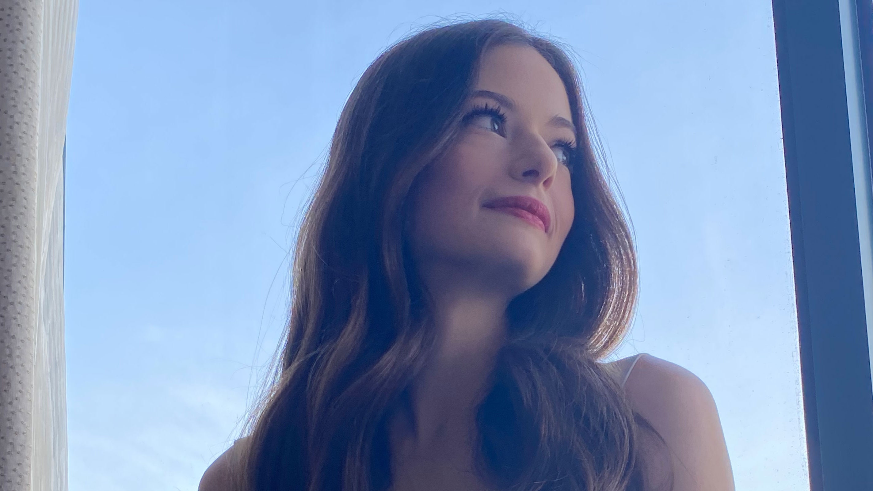 Actress Mackenzie Foy Beautiful Photoshoot Wallpapers