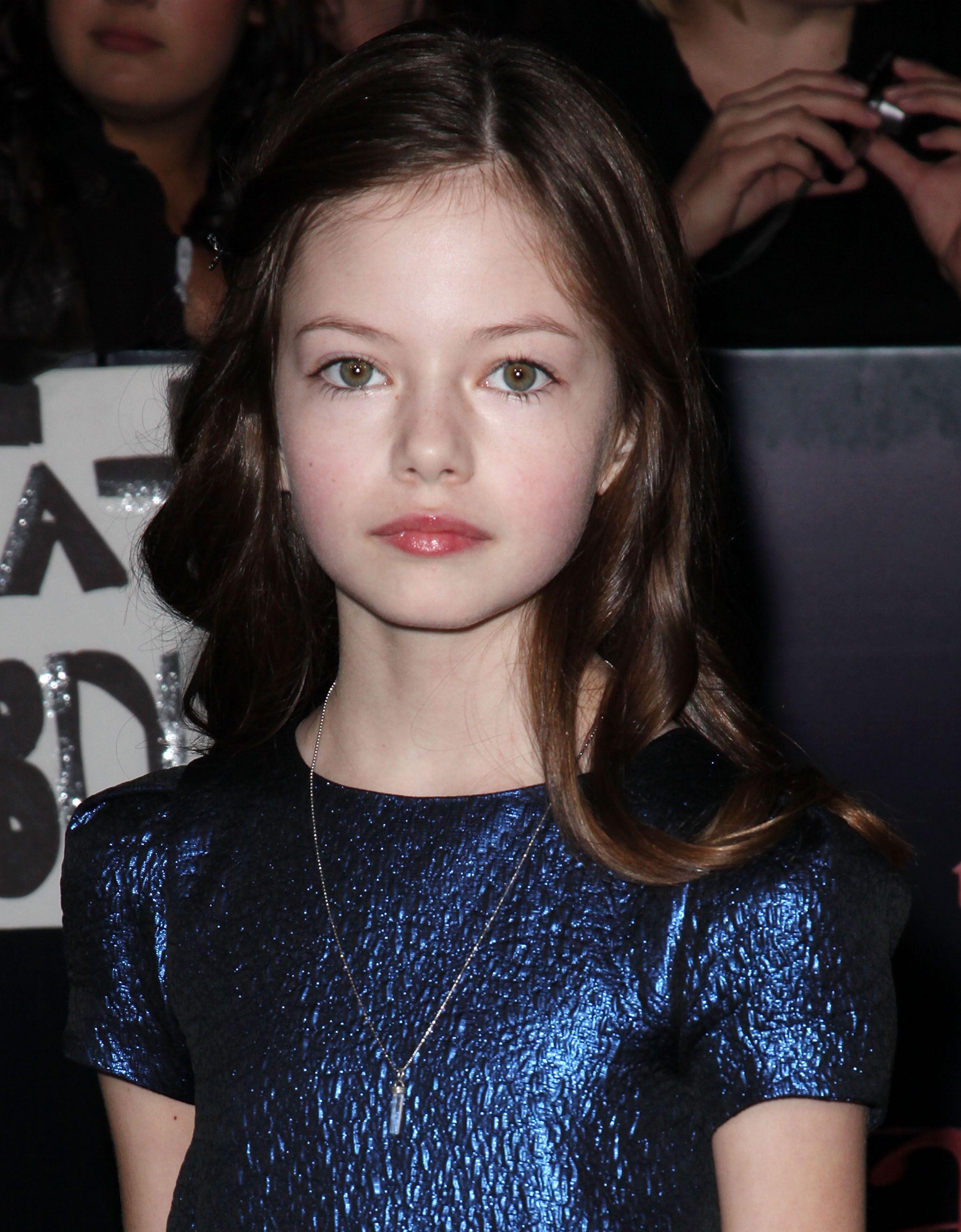 Actress Mackenzie Foy Beautiful Photoshoot Wallpapers