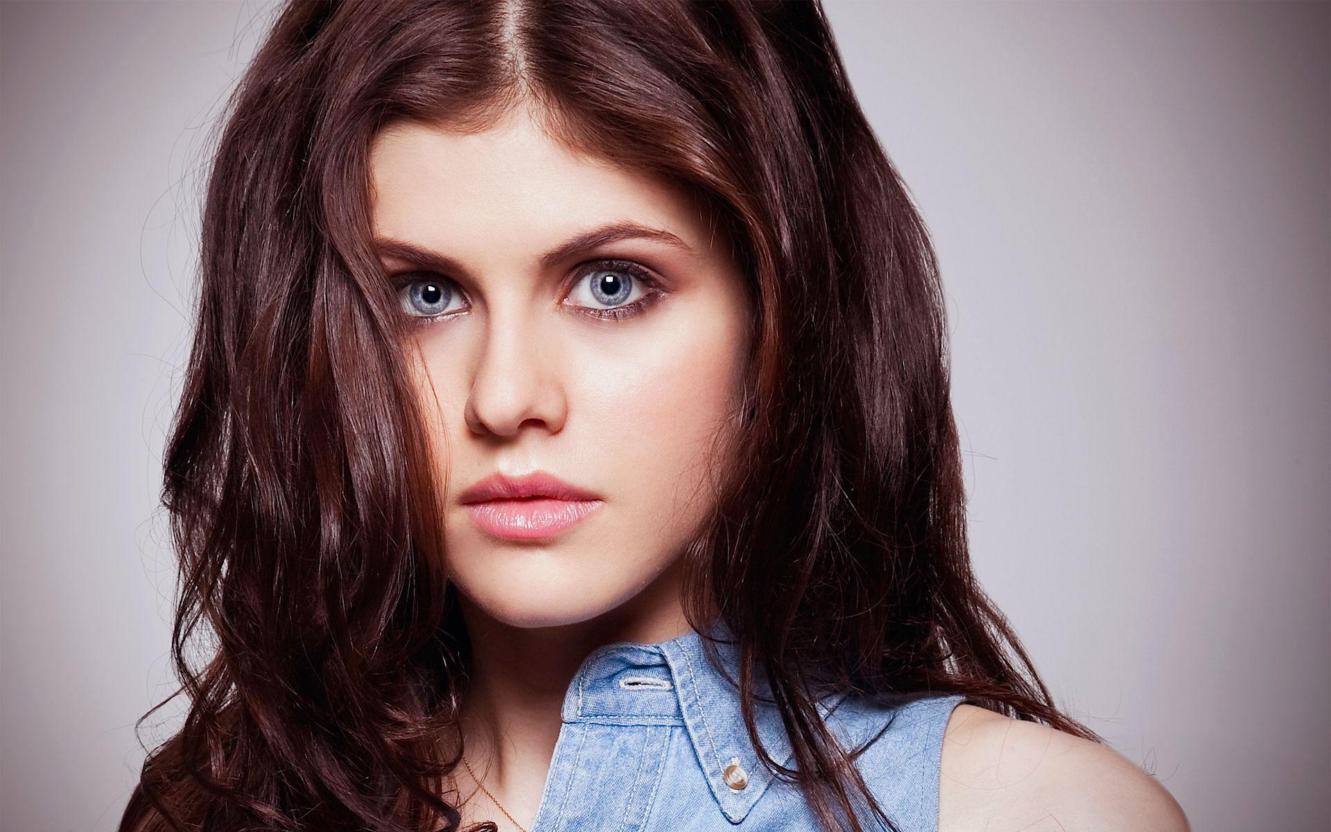 Alexandra Daddario 2017 Face Close Up Wallpapers