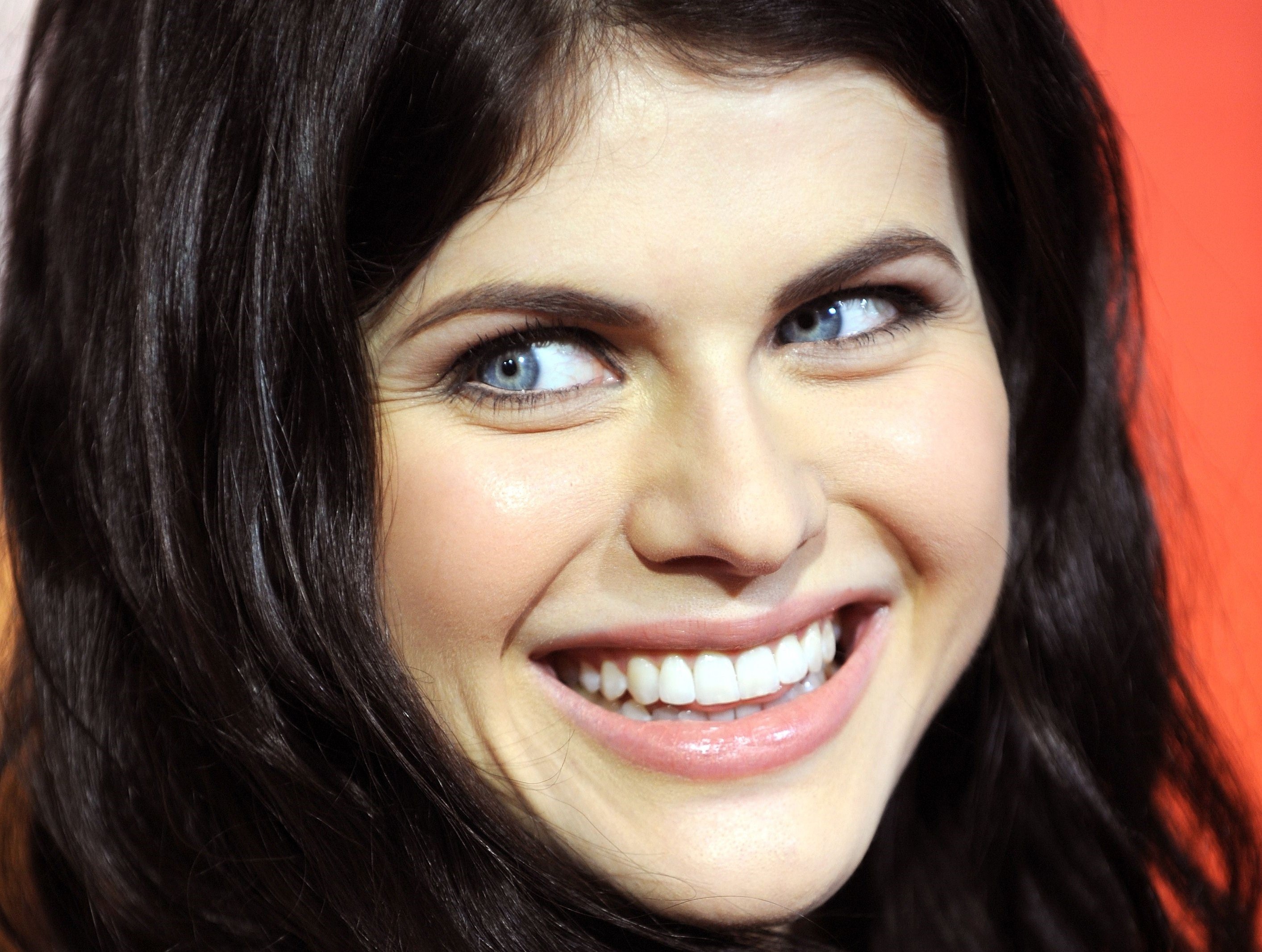 Alexandra Daddario Face Close Up Wallpapers