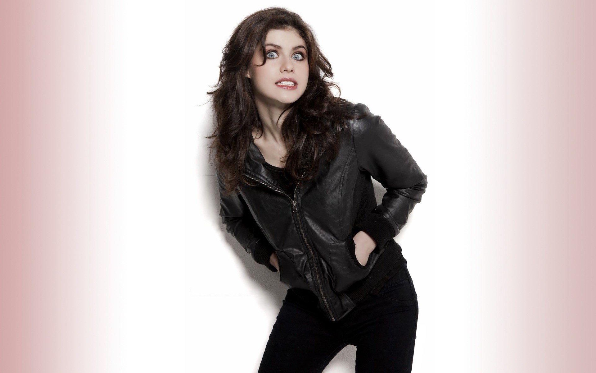 Alexandra Daddario New Wallpapers