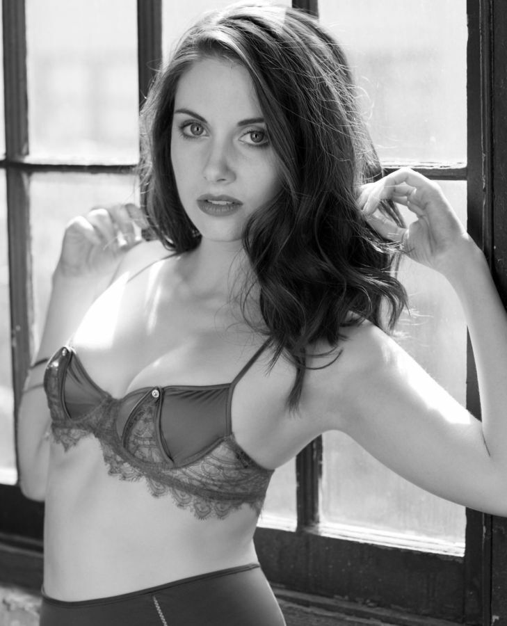 Alison Brie Black and White Photo shoot Wallpapers