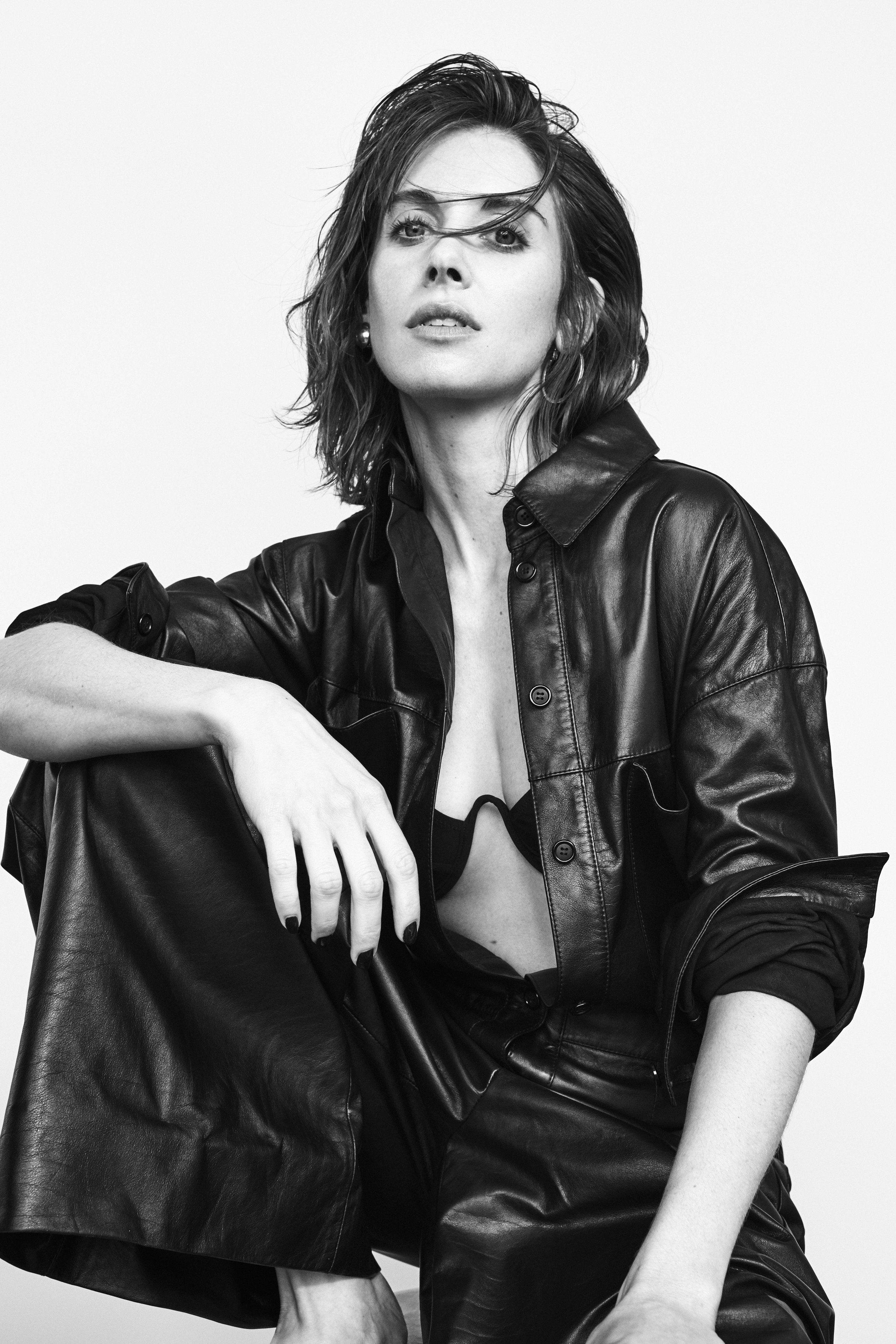 Alison Brie Black and White Photo shoot Wallpapers