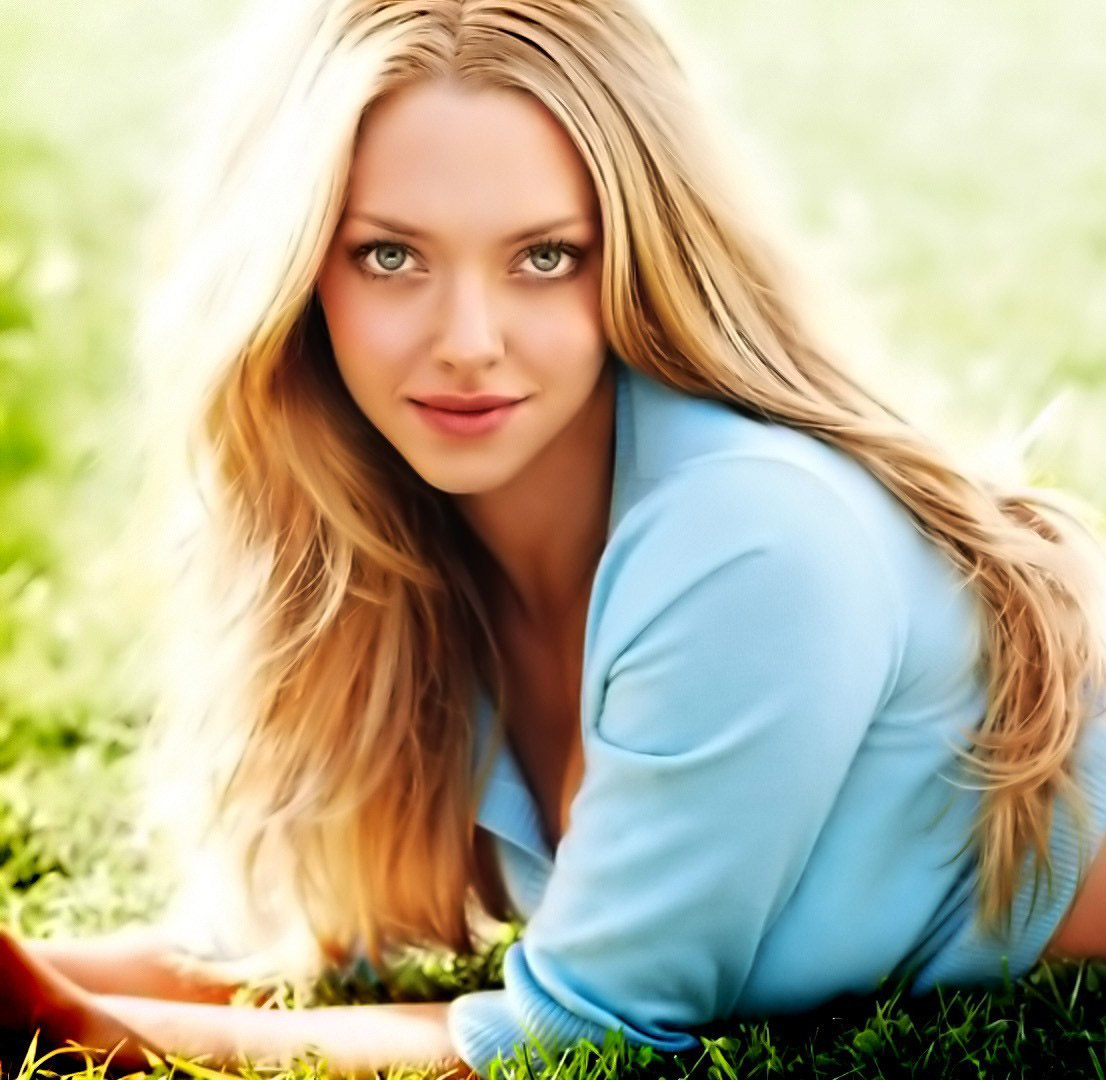 Amanda Seyfried Cute Wallpapers