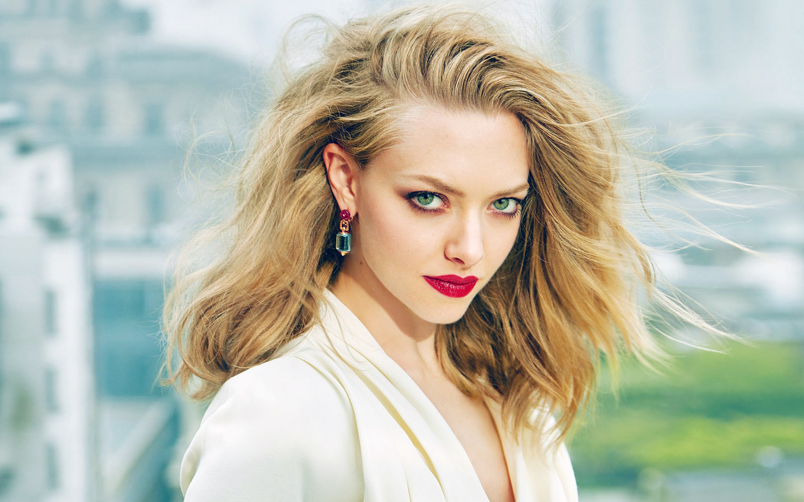 Amanda Seyfried Cute Wallpapers