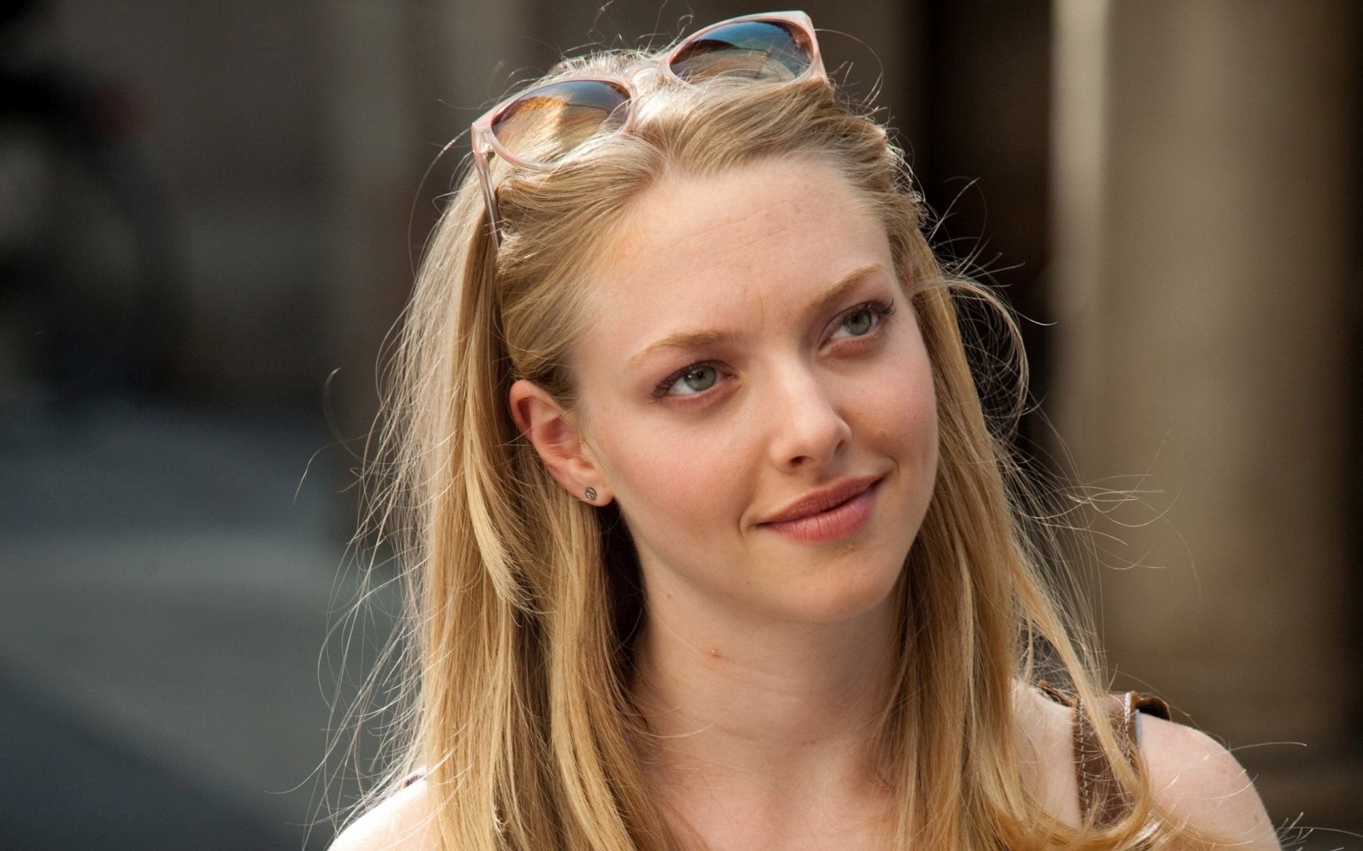 Amanda Seyfried Cute Wallpapers