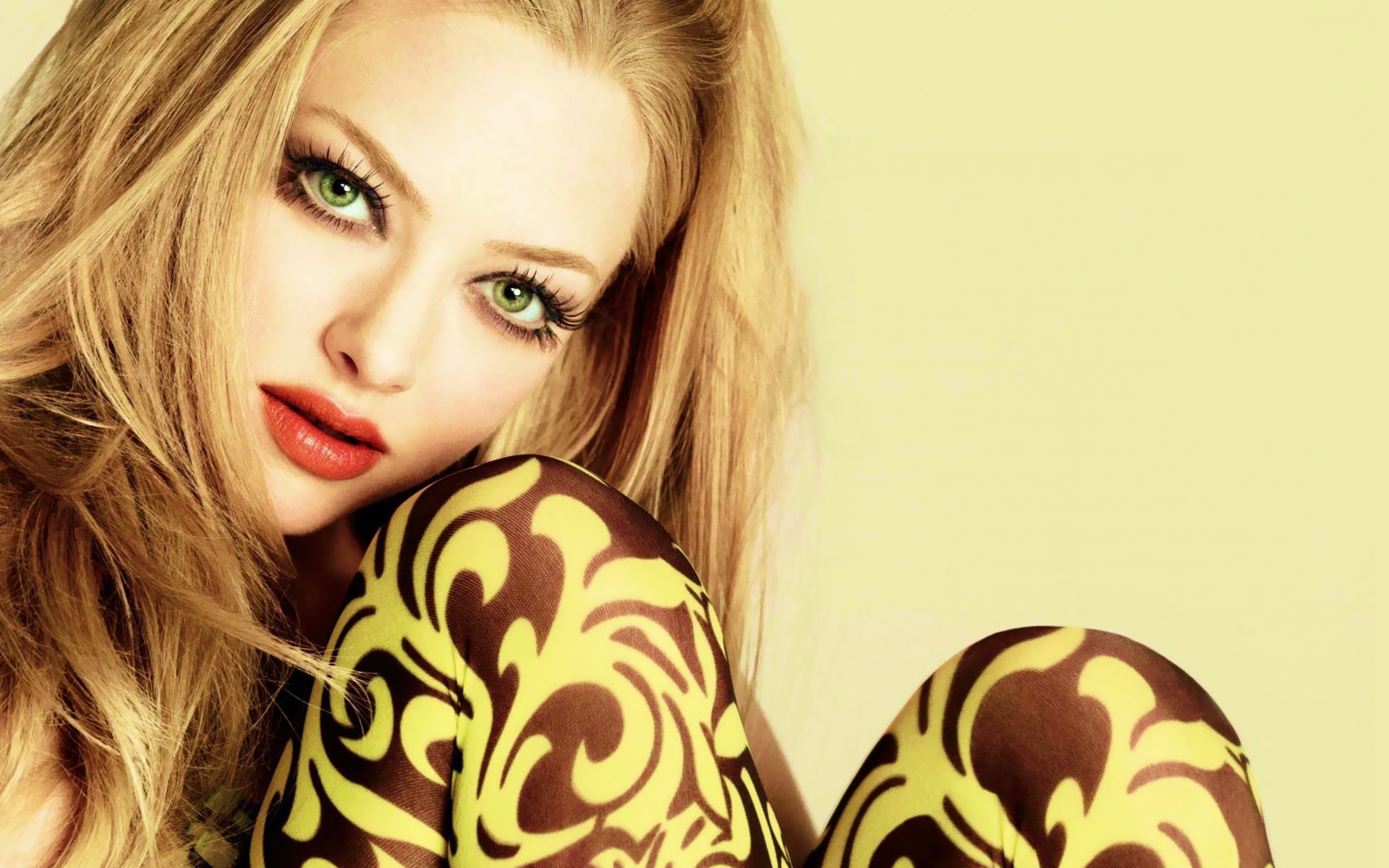 Amanda Seyfried Cute Wallpapers