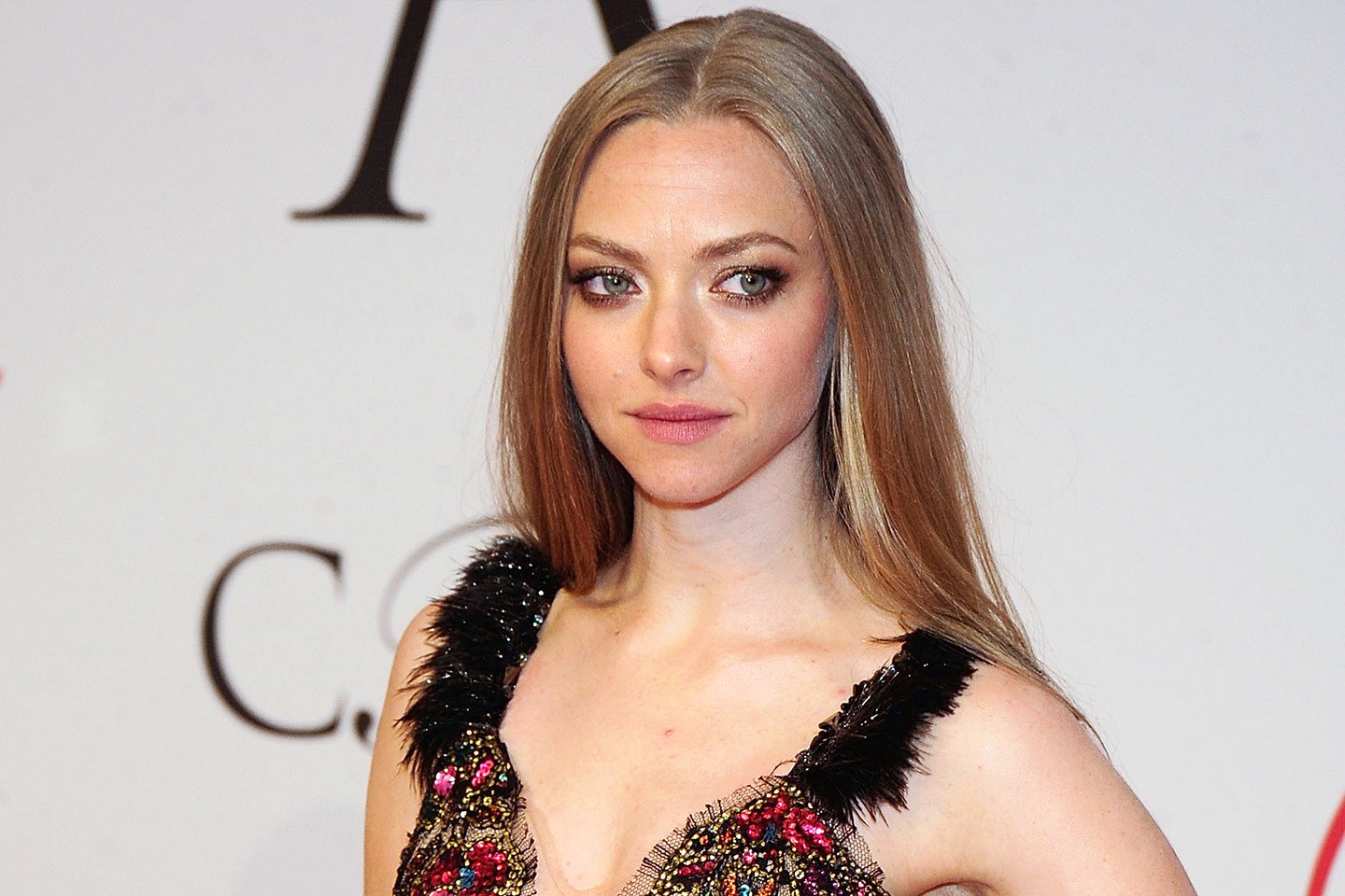 Amanda Seyfried Cute Wallpapers