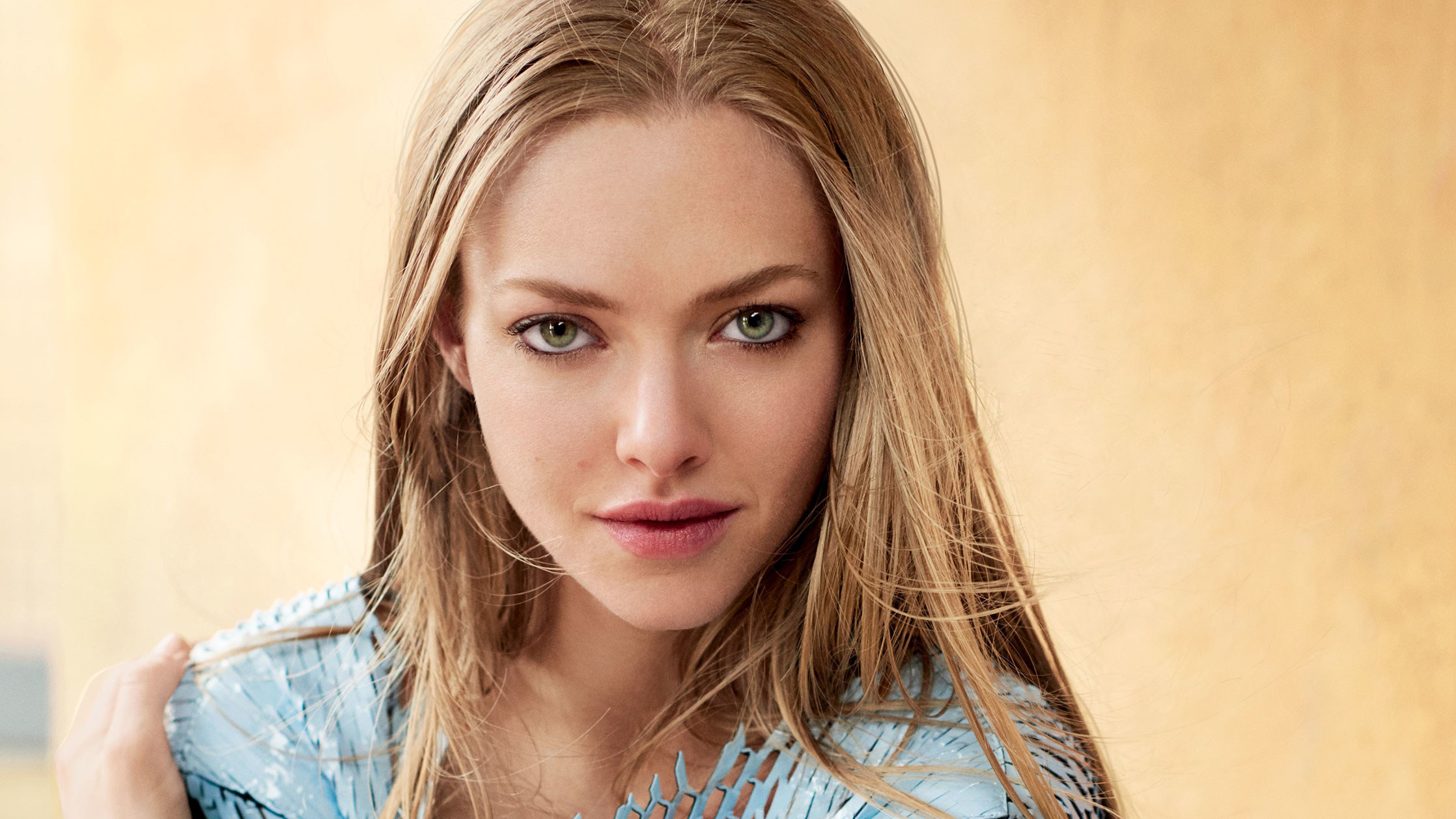 Amanda Seyfried Cute Wallpapers