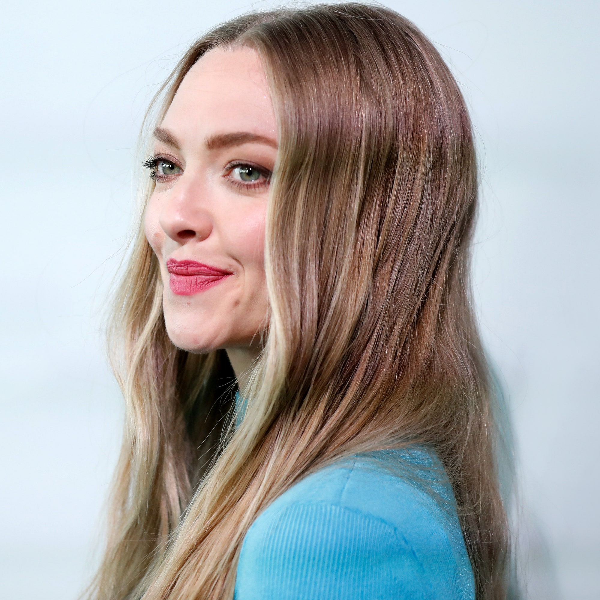 Amanda Seyfried Cute Wallpapers