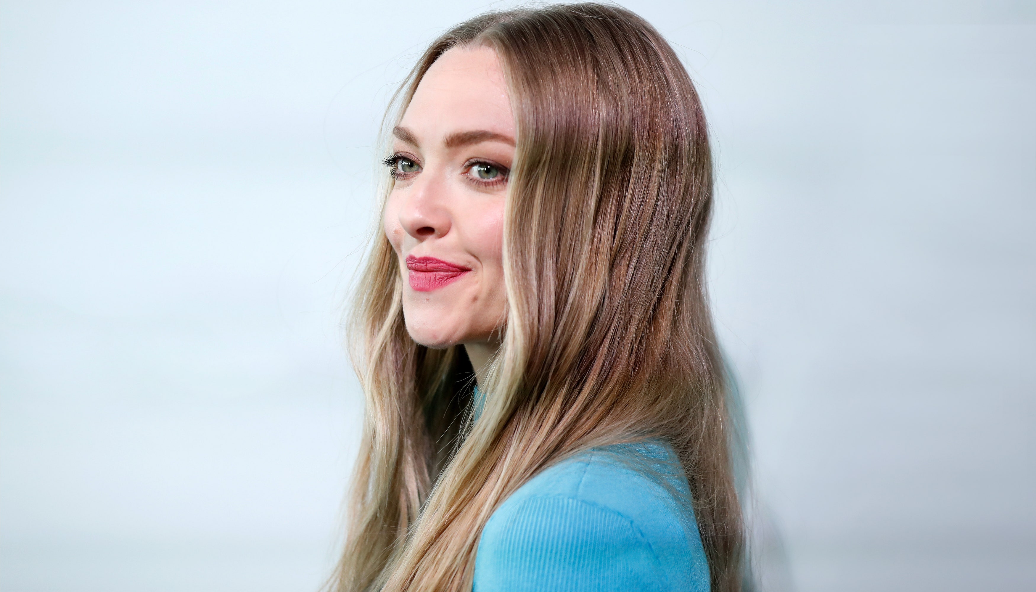 Amanda Seyfried Cute Wallpapers