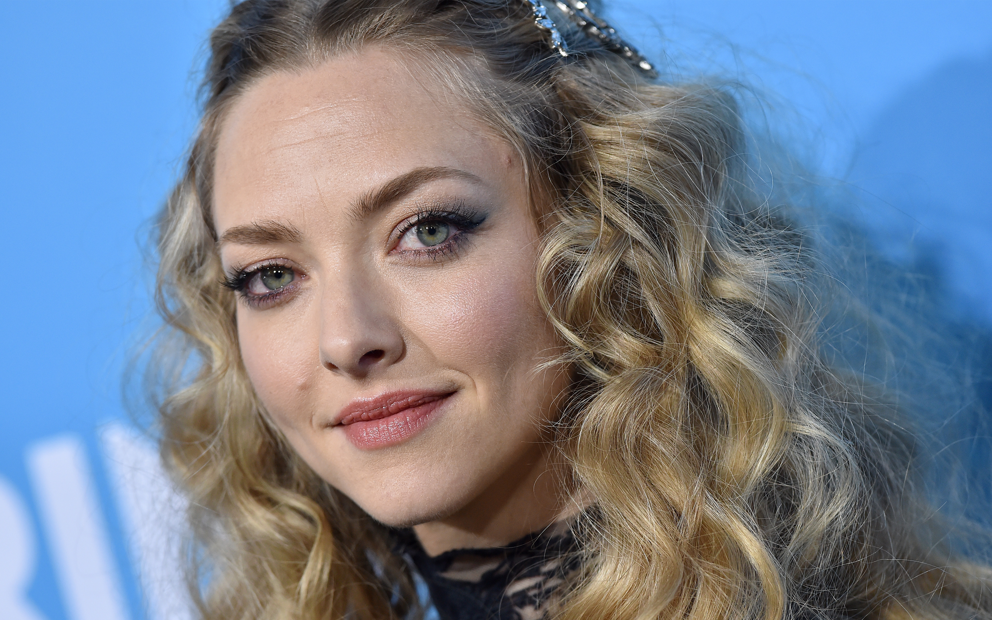 Amanda Seyfried Glamor Wallpapers