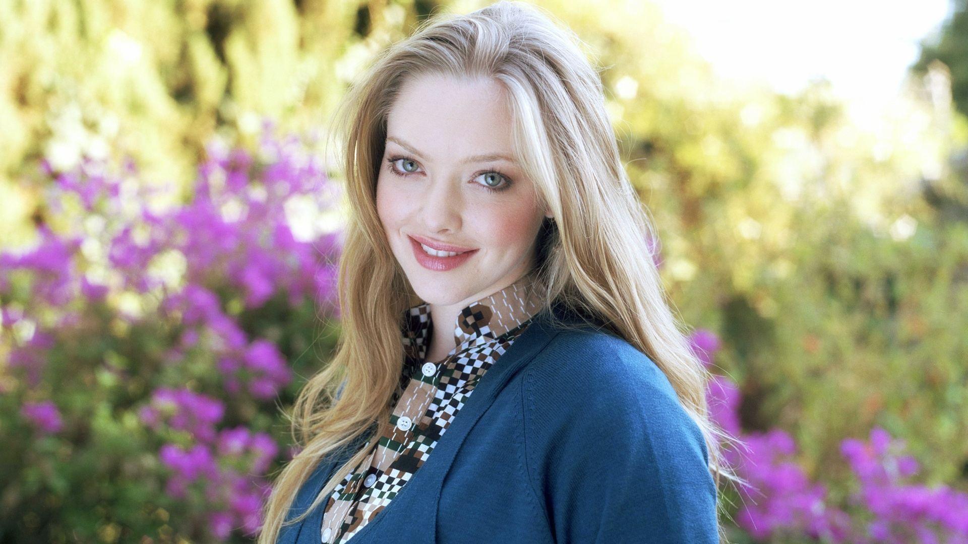 Amanda Seyfried Portrait Wallpapers