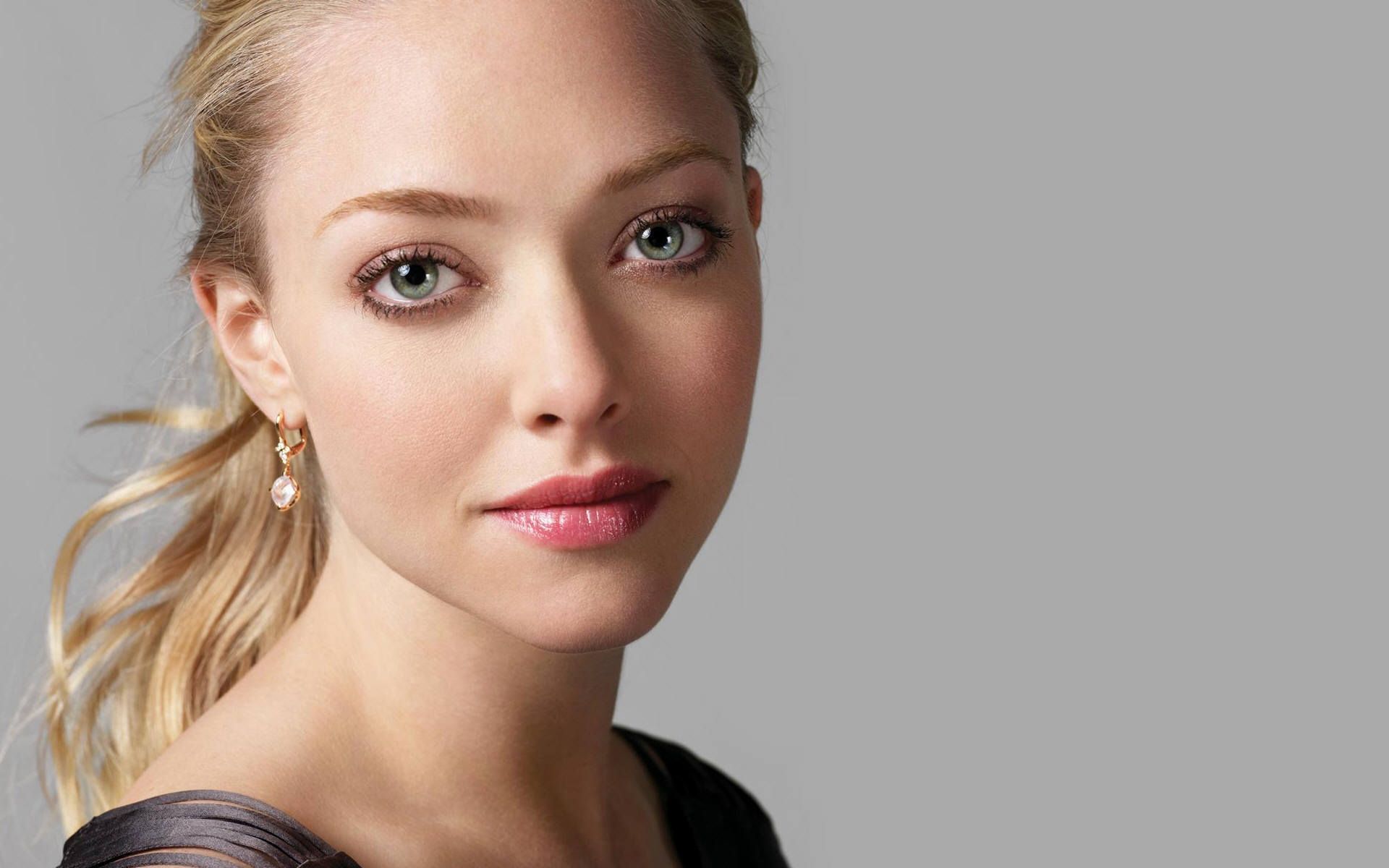 Amanda Seyfried Portrait 2018 Wallpapers