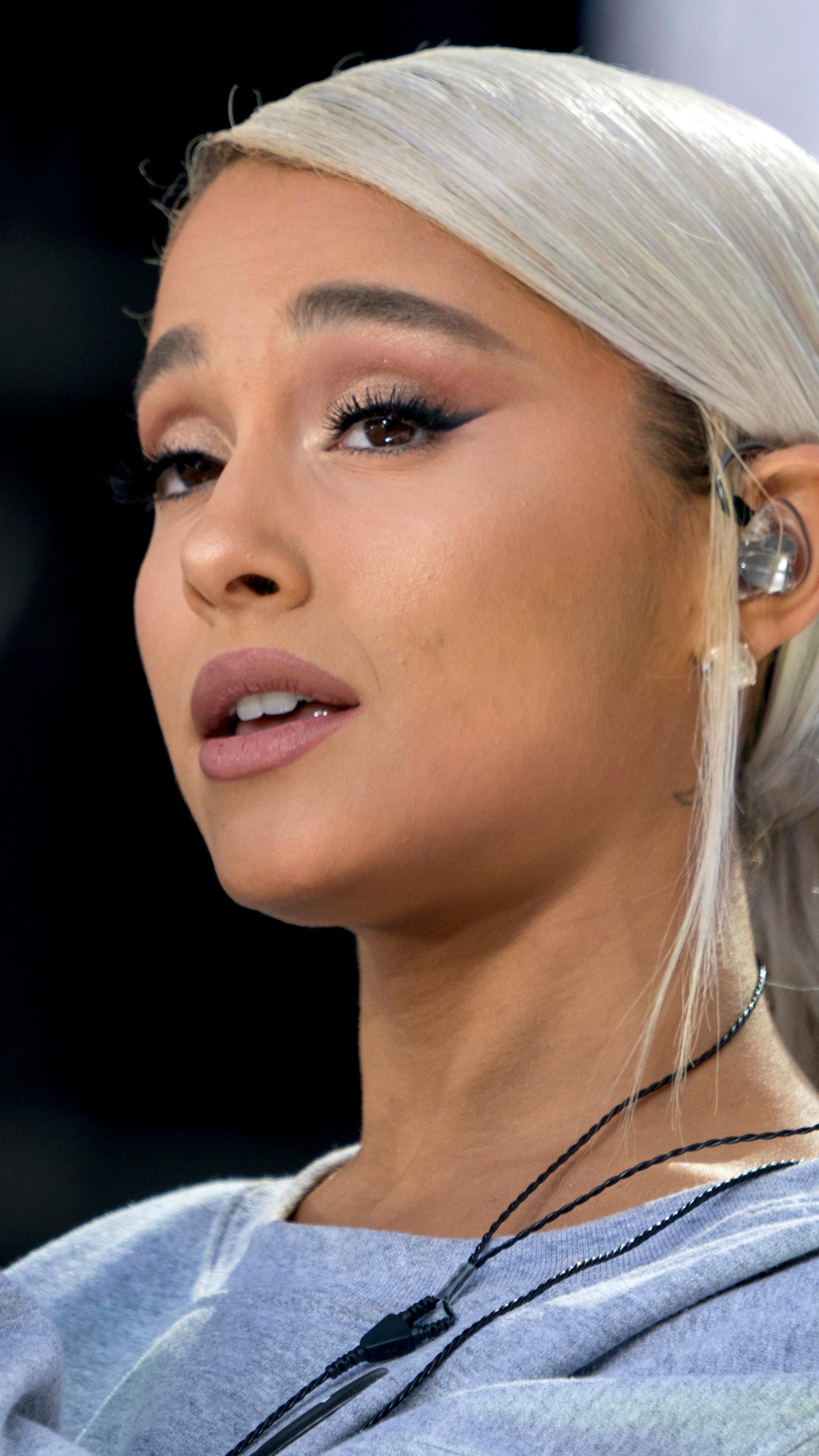 Ariana Grande Singer 2018 Wallpapers