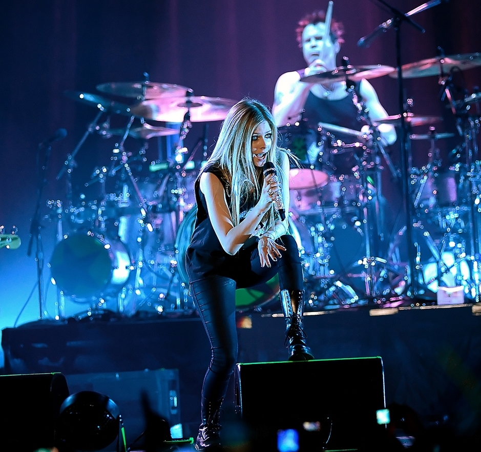 Avril Lavigne On Stage Wallpapers