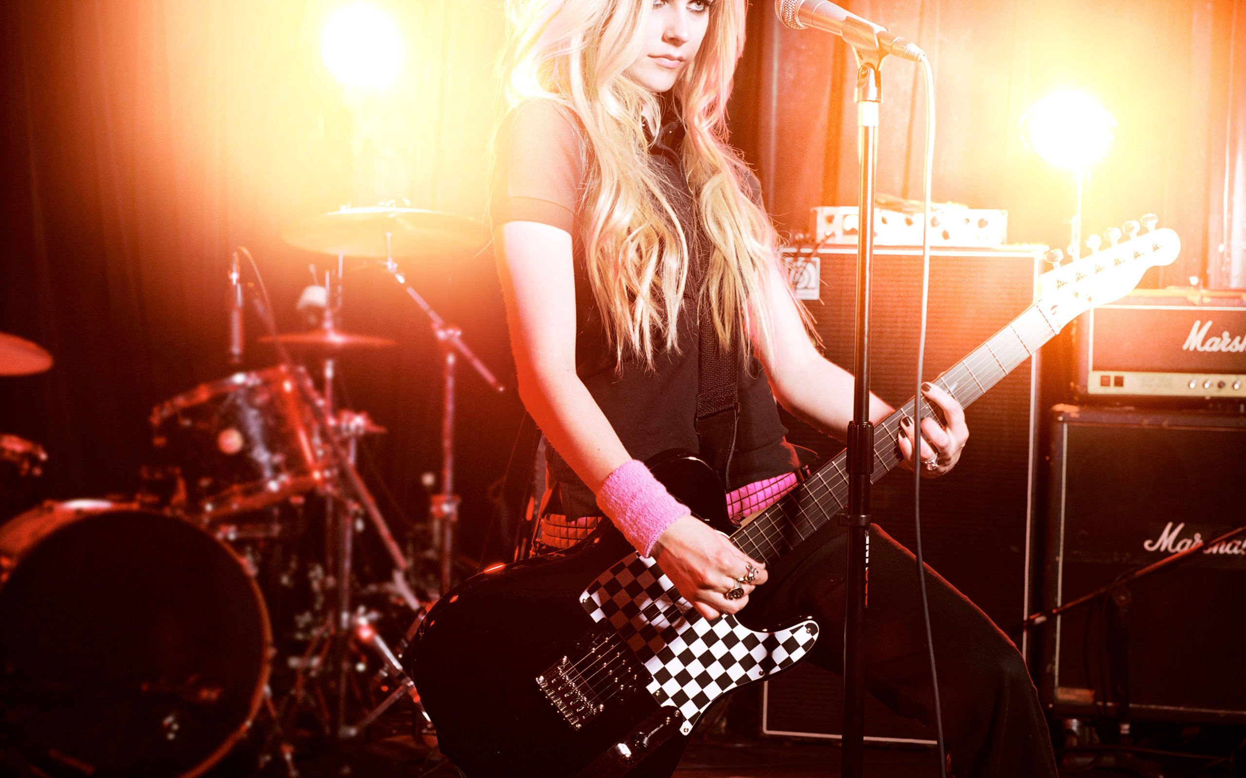 Avril Lavigne On Stage Wallpapers