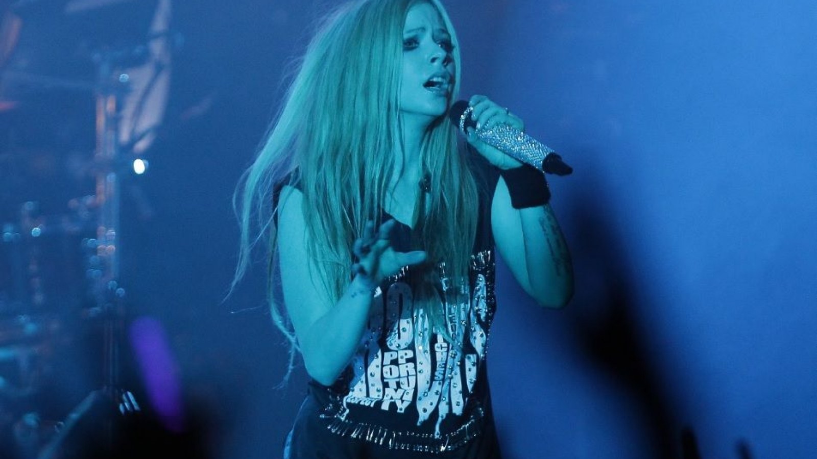 Avril Lavigne On Stage Wallpapers