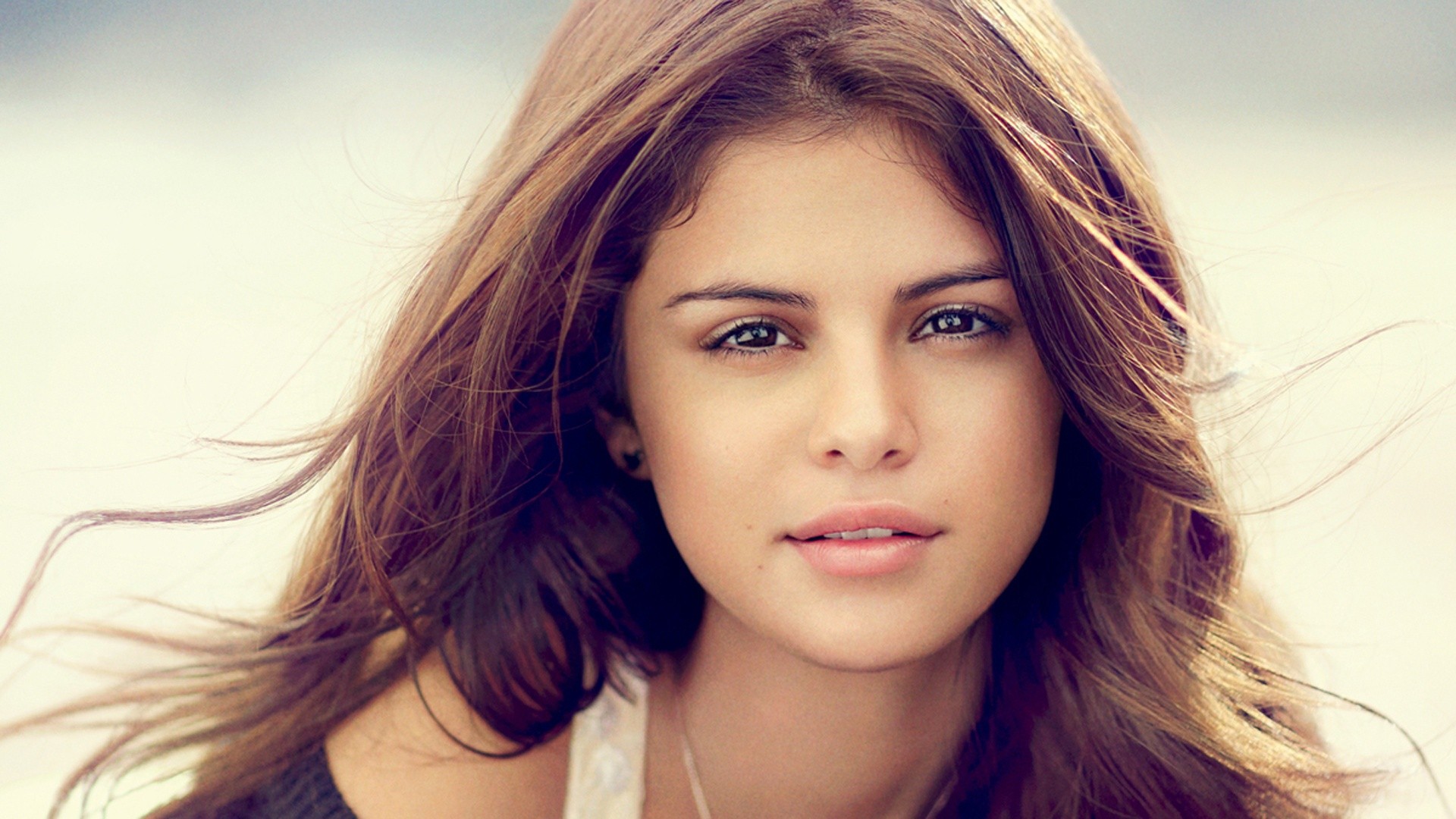 Beautiful Selena Gomez Face Wallpapers