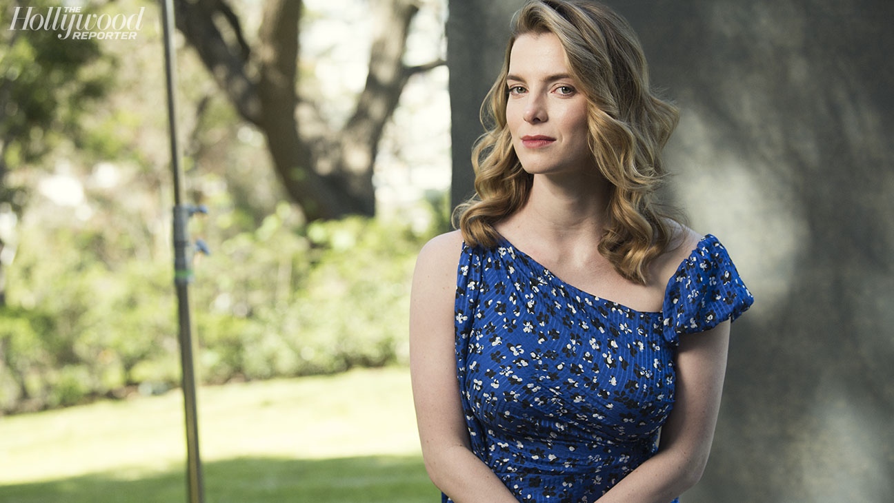 Betty Gilpin Wallpapers