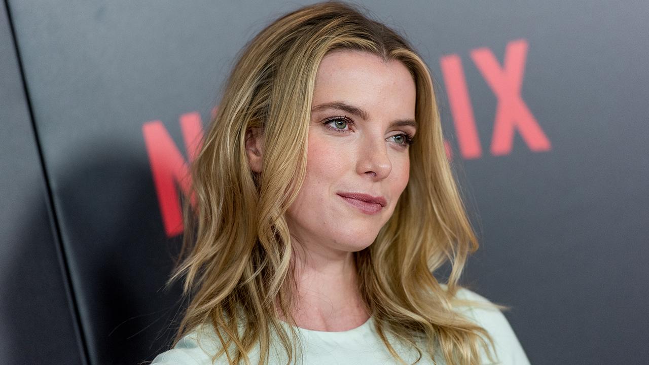 Betty Gilpin Beautiful Portrait Wallpapers