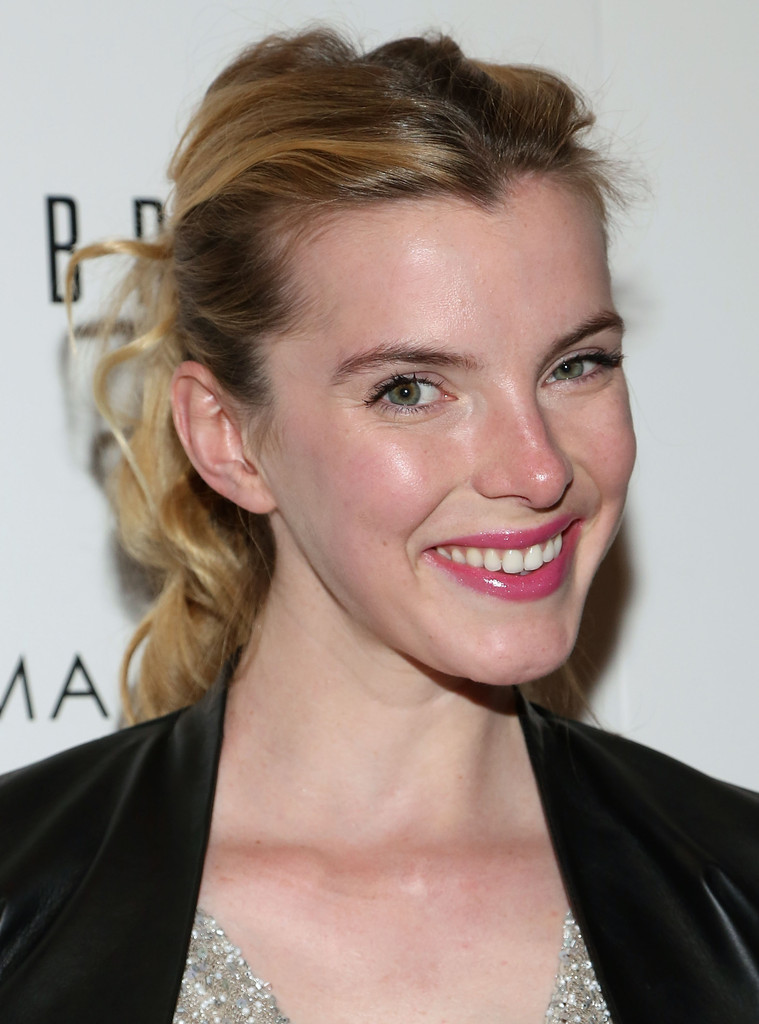 Betty Gilpin Beautiful Portrait Wallpapers