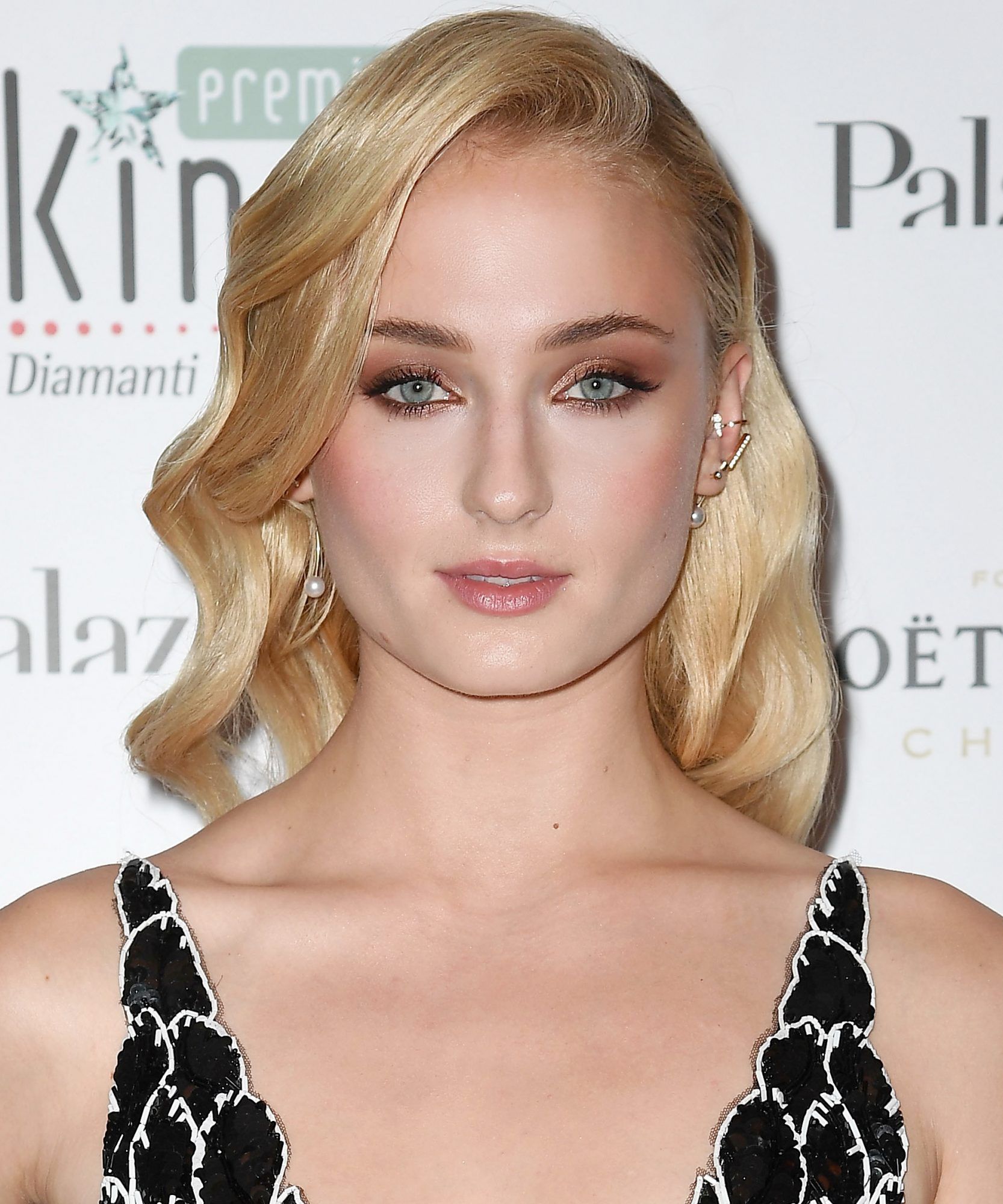 Blonde Sophie Turner Blue Eyes Wallpapers