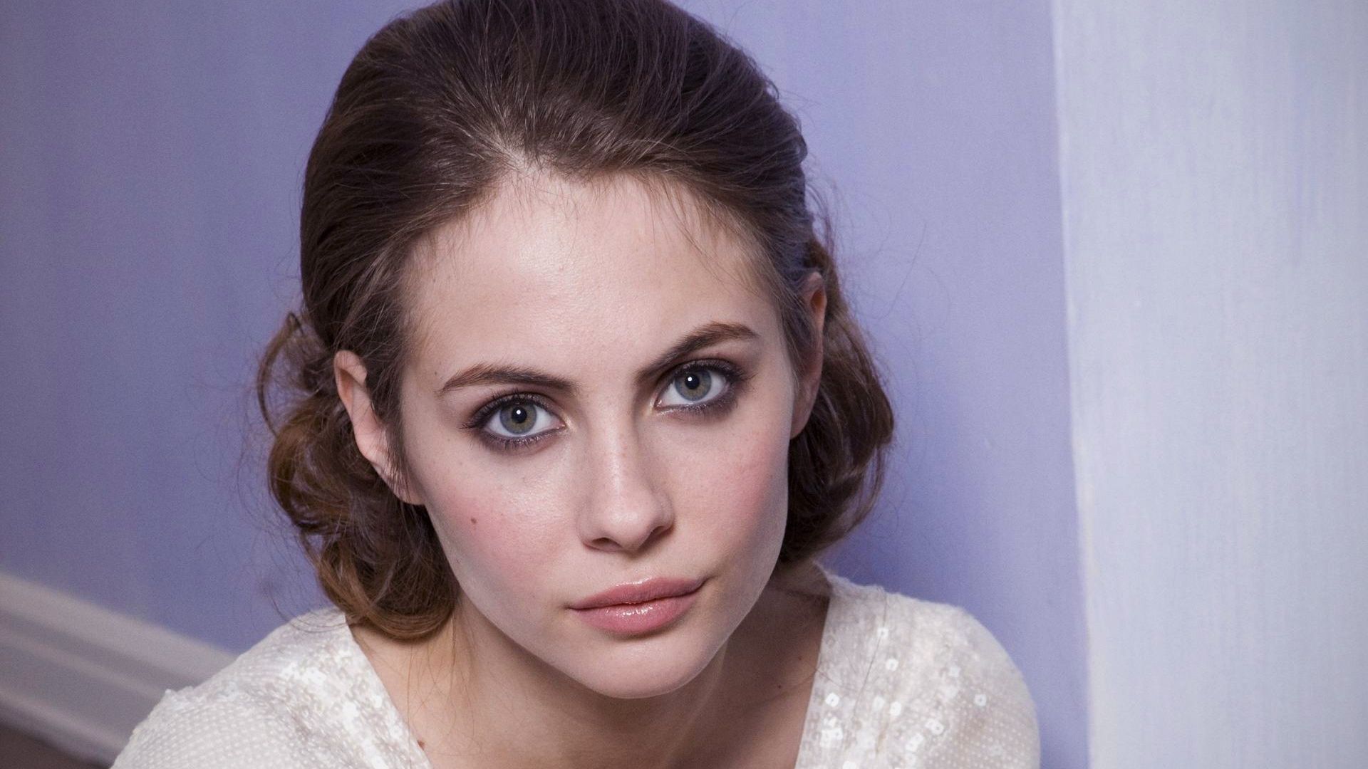 Brunette Willa Holland American Actress Wallpapers