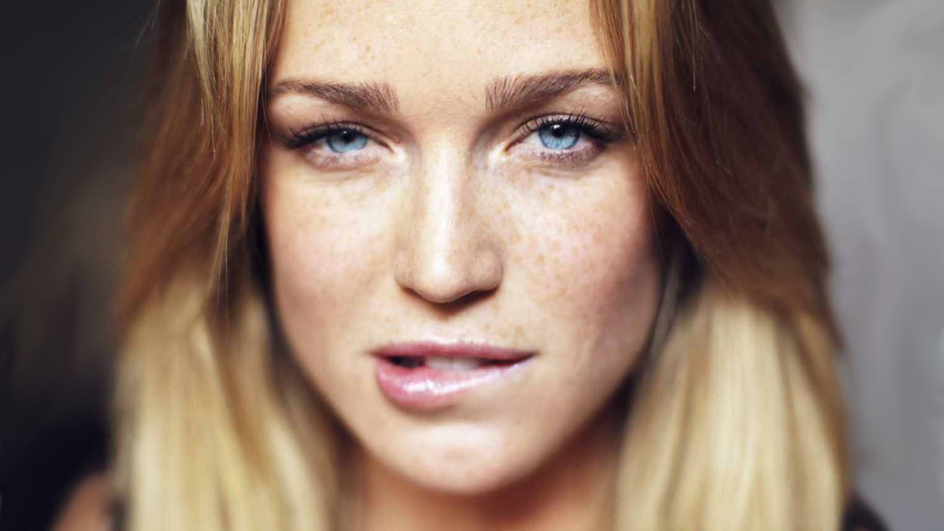 Caity Lotz Wallpapers