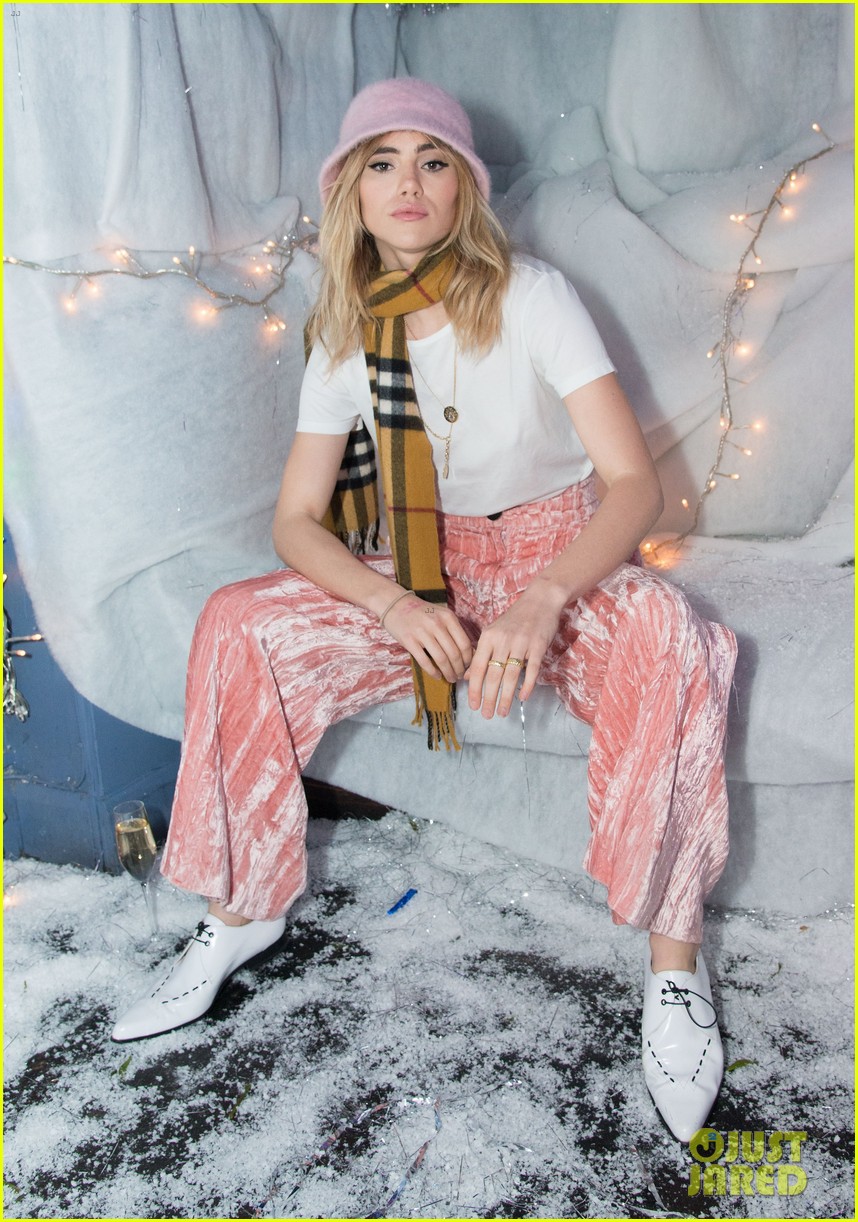 Cara Delevingne Funny Shoot For Burberry Holiday Wallpapers