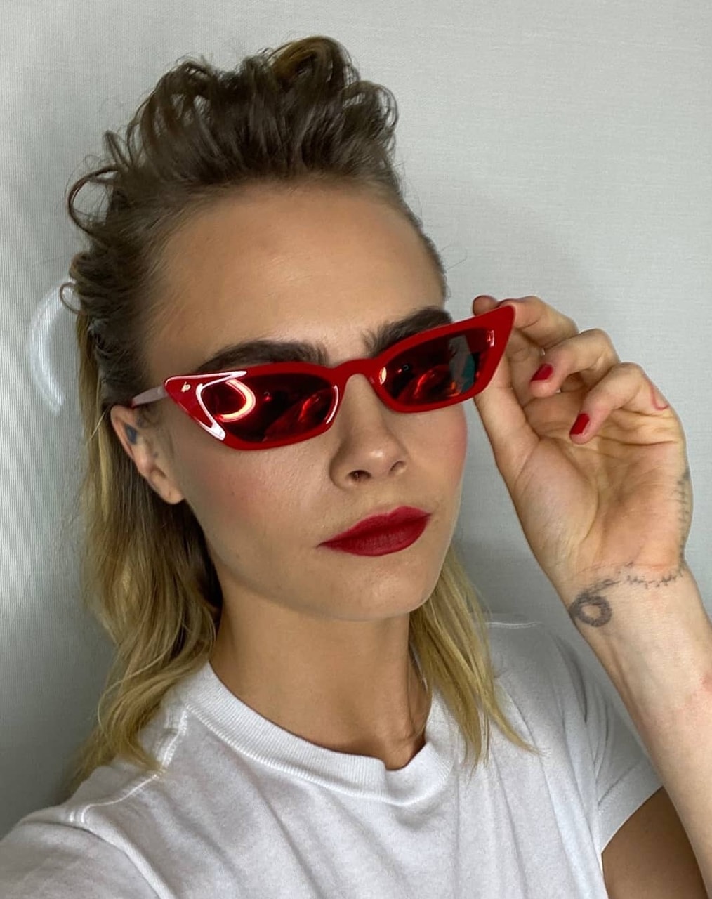 Cara Delevingne In Sunglasses 2019 Wallpapers