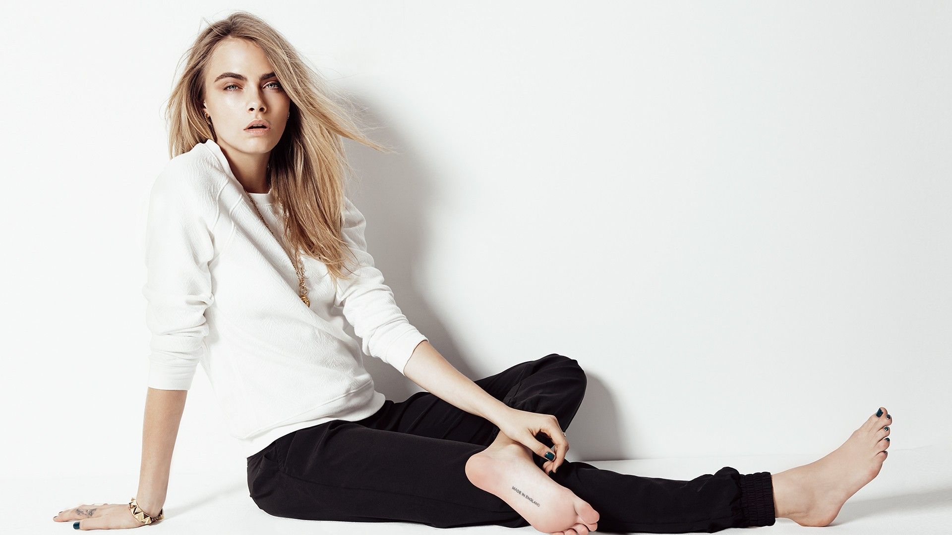 Cara Delevingne Lying Wallpapers