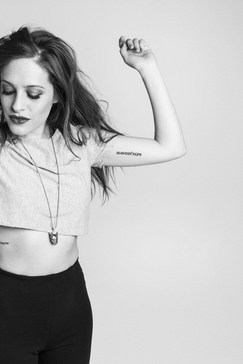 Carly Chaikin As Darlene Wallpapers